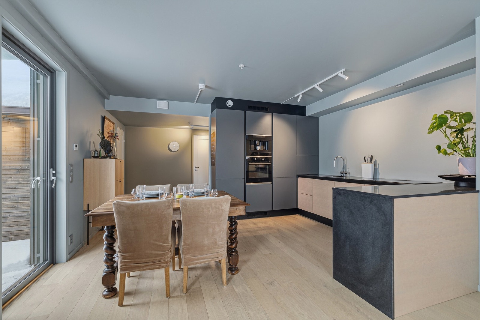 Kjøkkendelen med plass for spisestue har utgang til fin og solrik balkong. Galleribilde