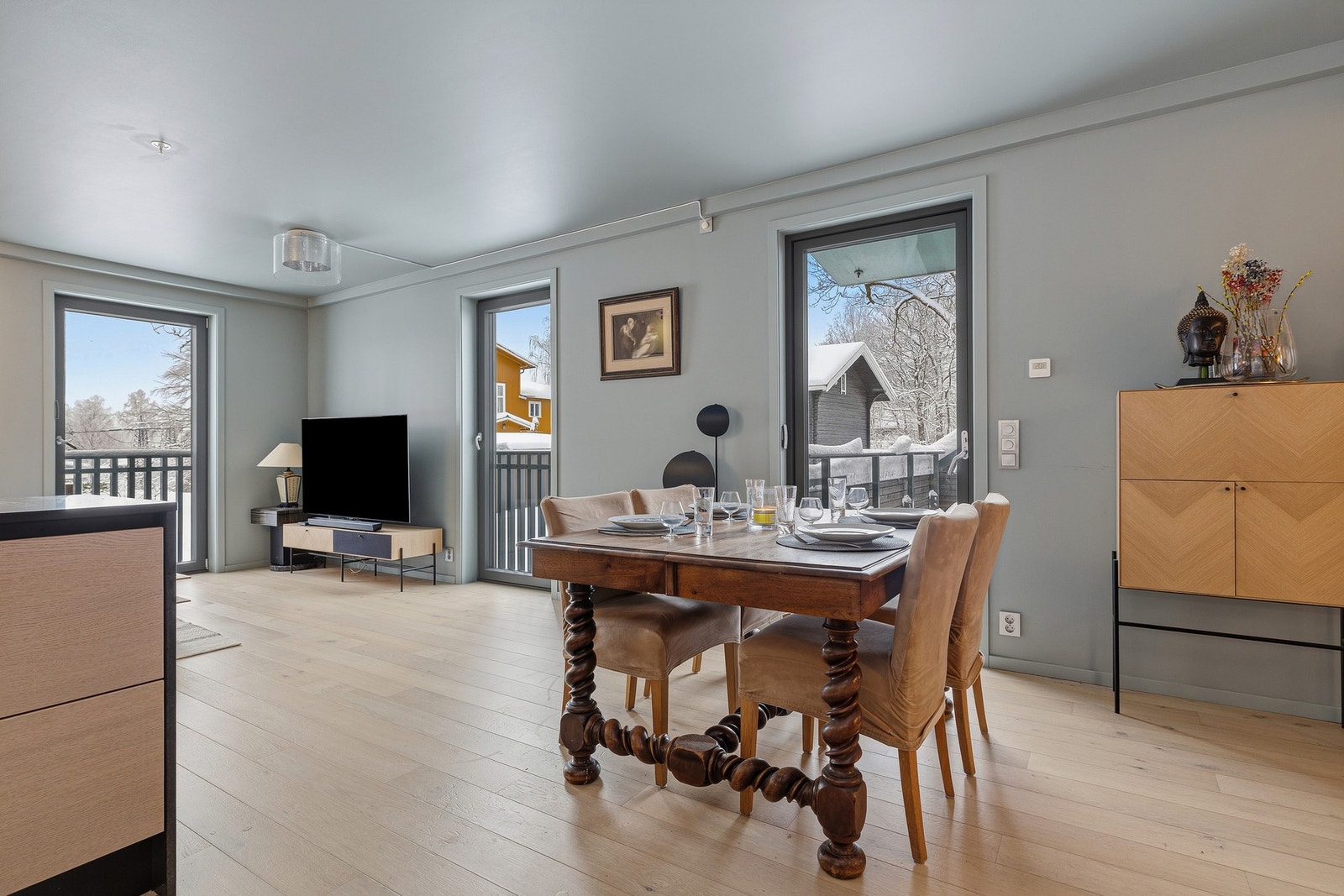 Oppholdsrommet ligger luftig til i ytterste hjørne av bygget, med flott lys fra vinduer vendende i to retninger. Galleribilde