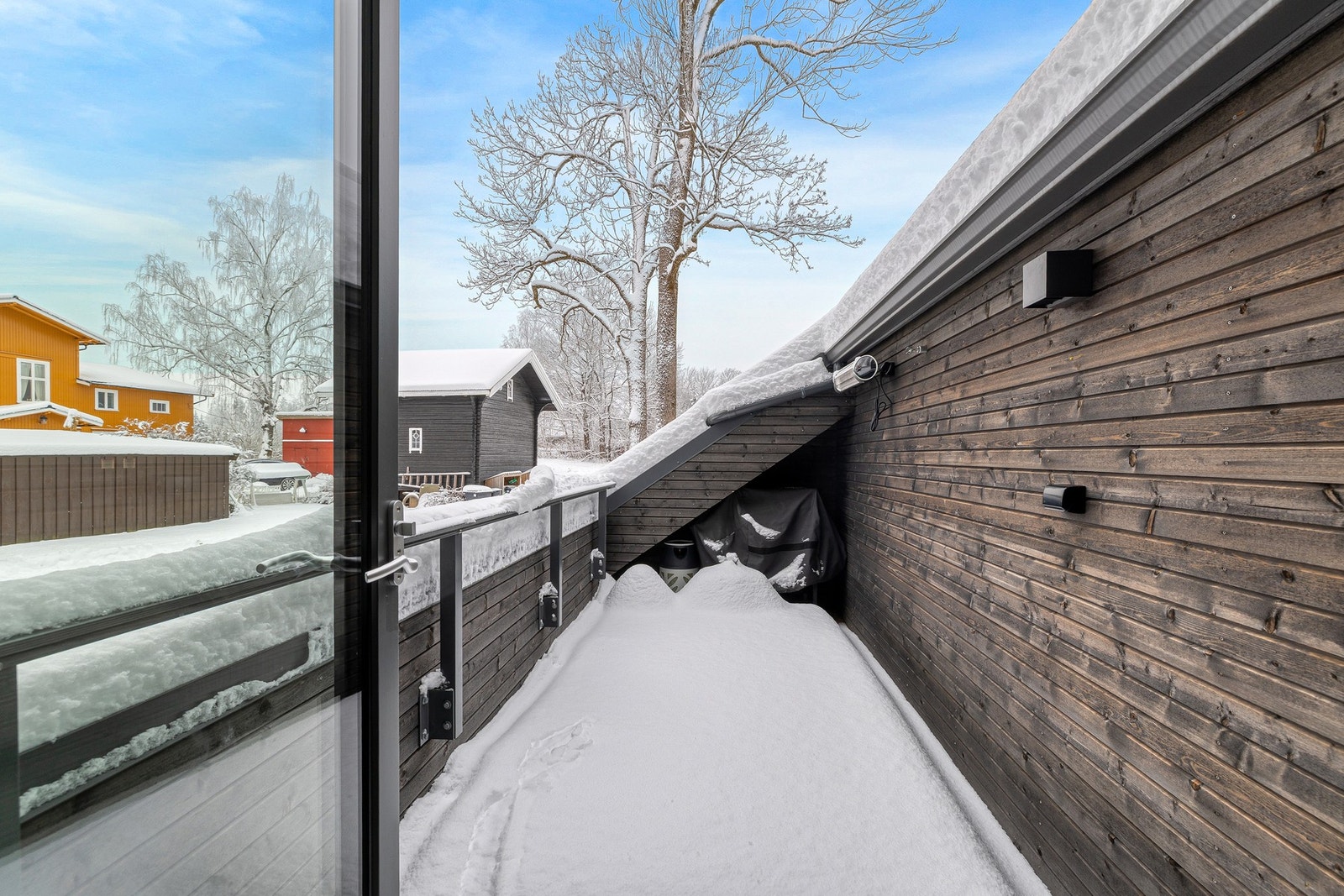 En sydvestvendt balkong på rundt 8 m² har utgang fra stue/kjøkken. Her er det varmeapparat og utvendig stikk. Galleribilde