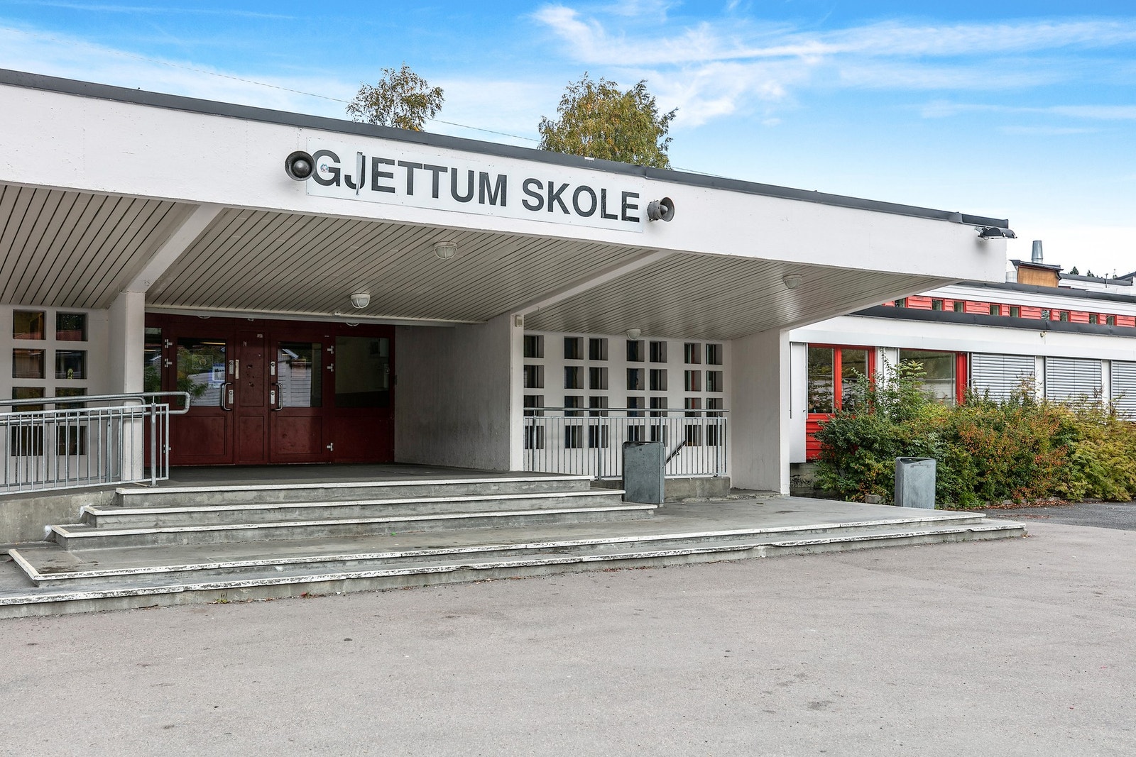 Det er få meter til bhg/Gjettum skole og enkel tilgang til Levre skole (1,5 km), Hauger u.s, Valler vdg og skoler på Rud. Galleribilde