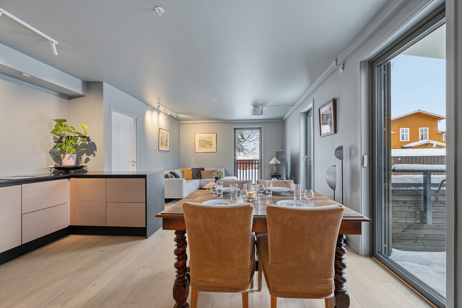 Spisestue har fin plassering ved utgang til balkong. Det er godt med elektriske markiser. Galleribilde