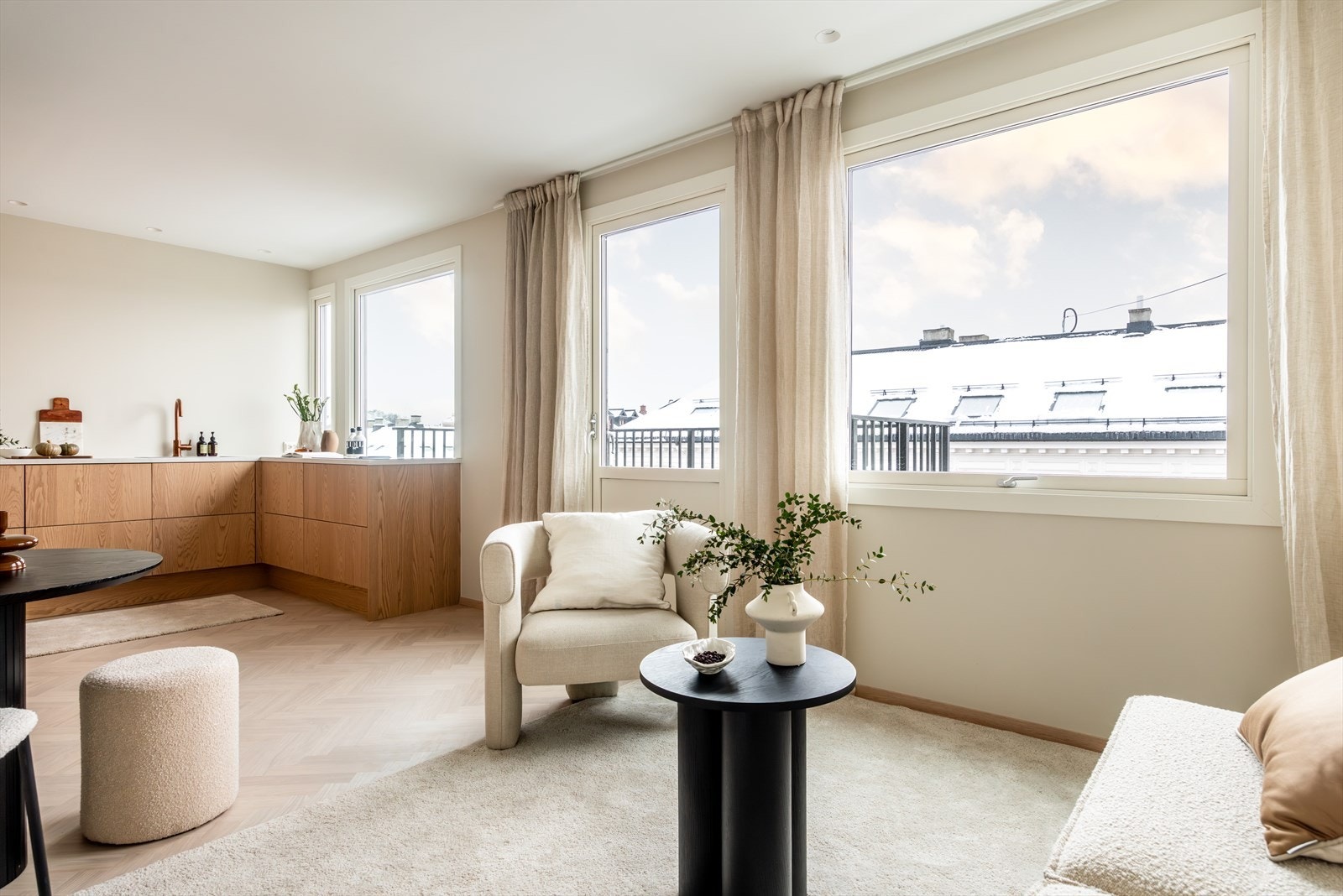 Leiligheten tilbyr en unik kombinasjon av elegant design, funksjonelle løsninger og etterspurte kvaliteter. Galleribilde