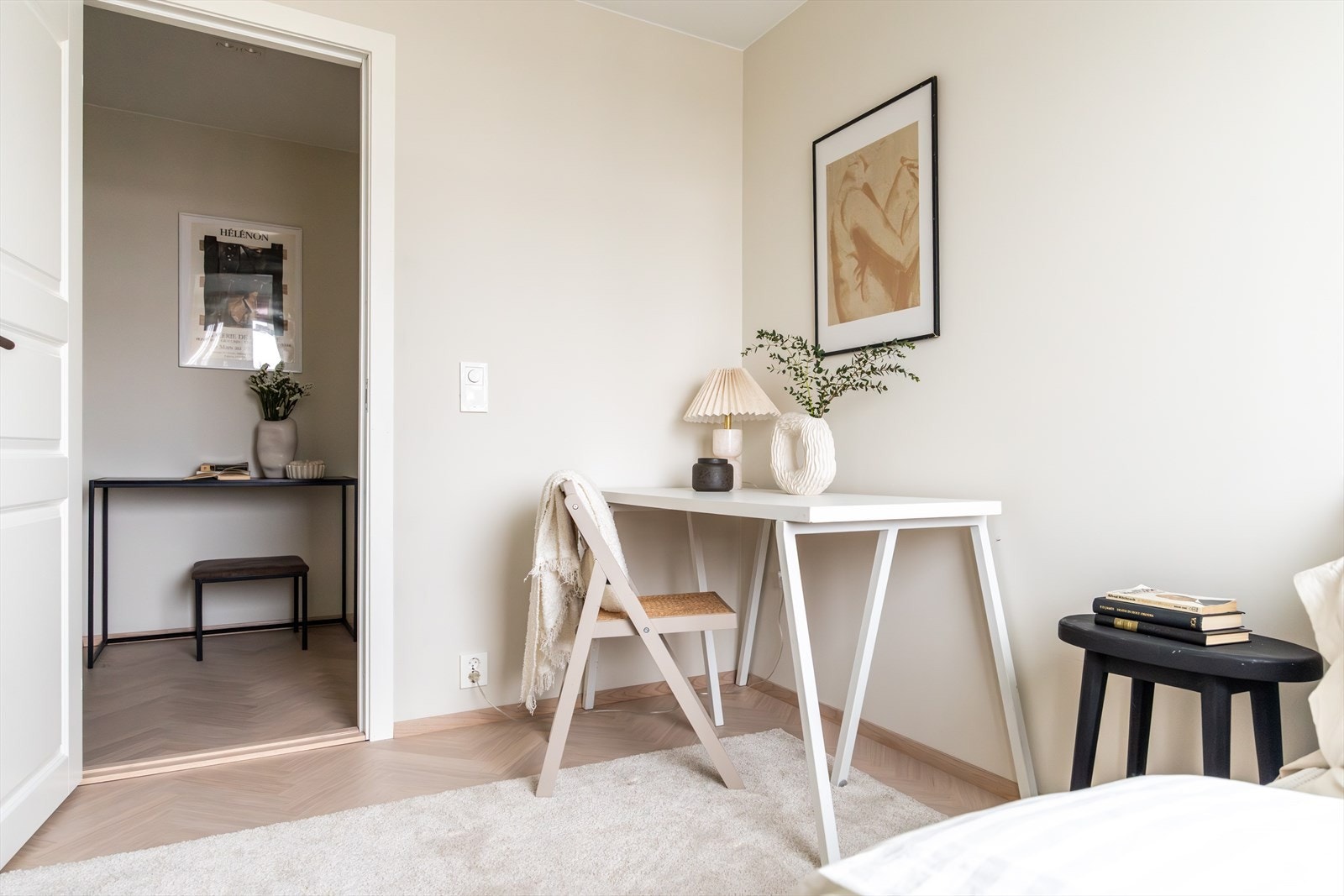 Soverom nummer to er også av god størrelse og har plass til seng og kontor. Galleribilde