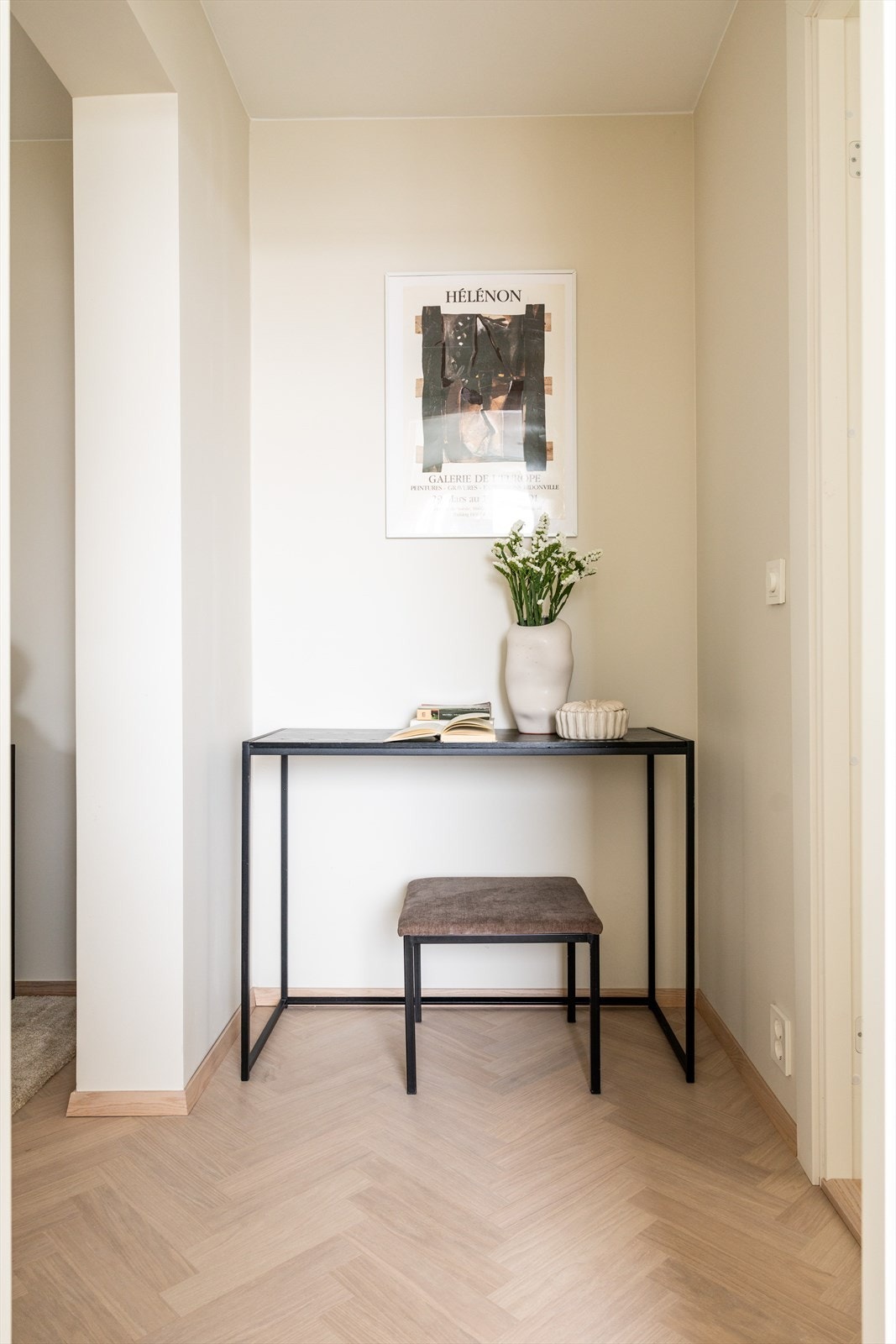 Mellomgang med plass til oppbevaring. Galleribilde