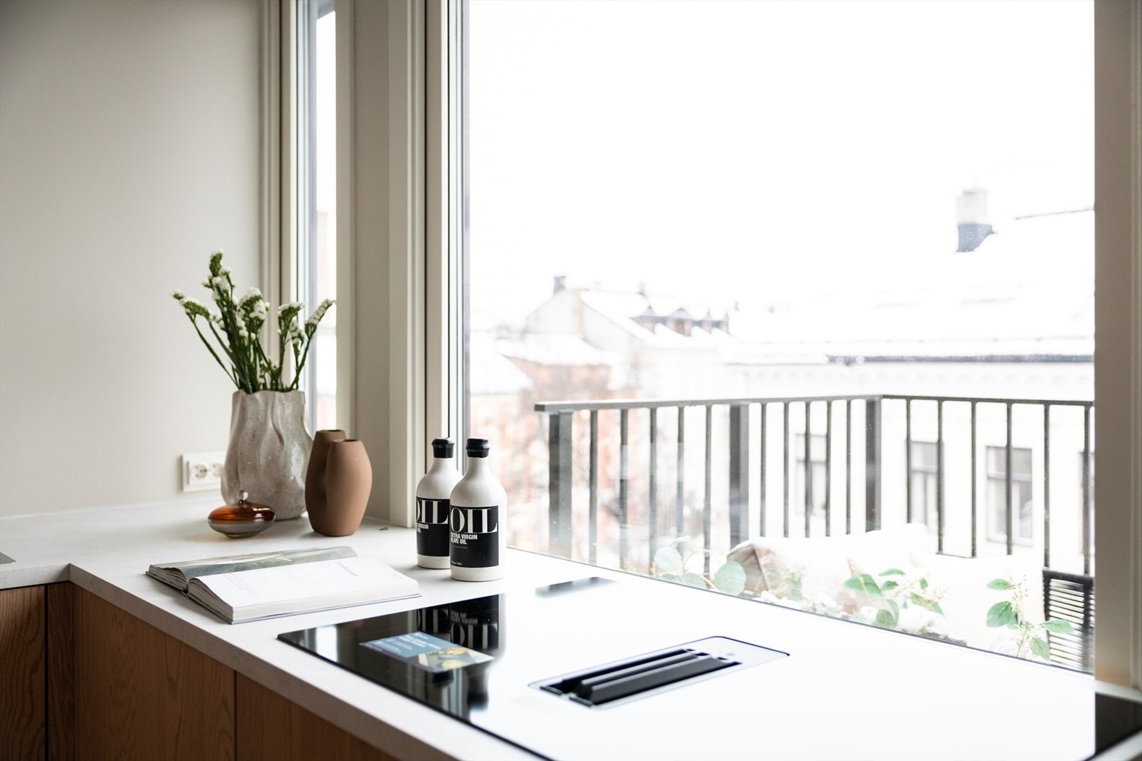 Kjøkkenet har gode arbeidsflater og er utstyrt med integrerte hvitevarer som oppvaskmaskin, kjøleskap, stekeovn og koketopp med integrert ventilator. Galleribilde