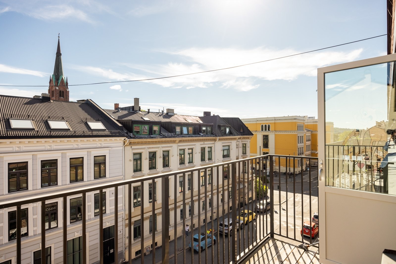 Fra stuen er det utgang til en herlig balkong med idyllisk utsikt over klassisk bebyggelse. Galleribilde