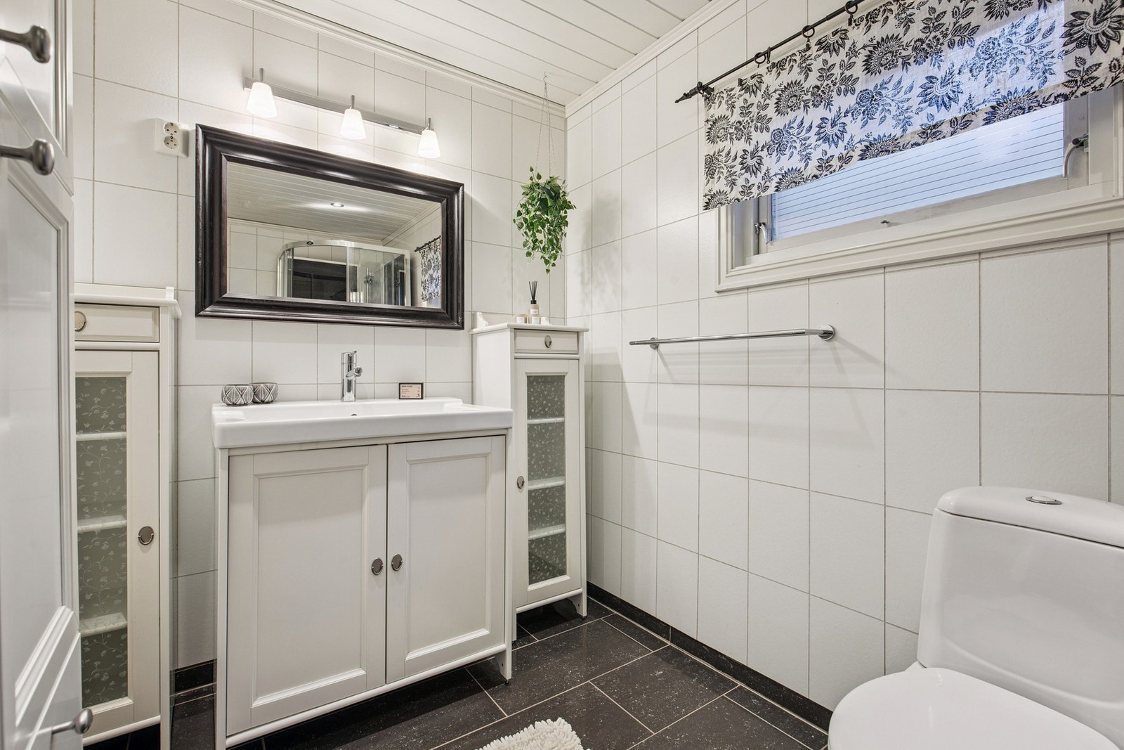 Pent lyst bad. Varmekabler i gulv. Galleribilde