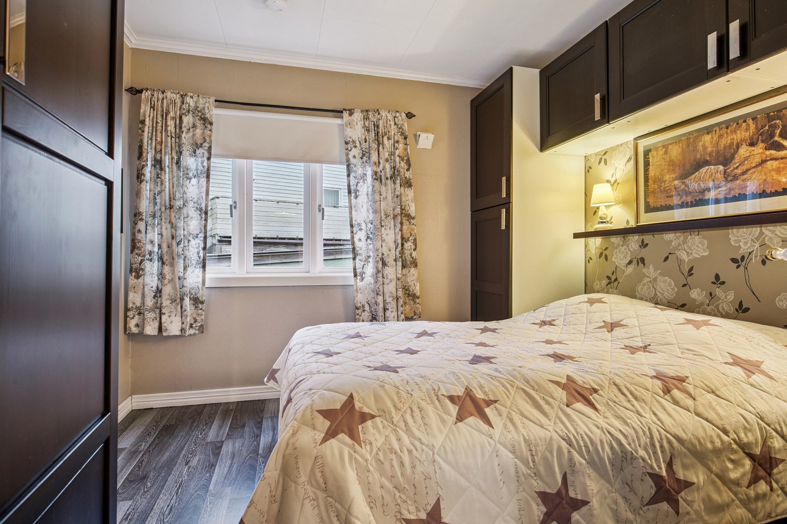 Soverom med garderobe løsning Galleribilde