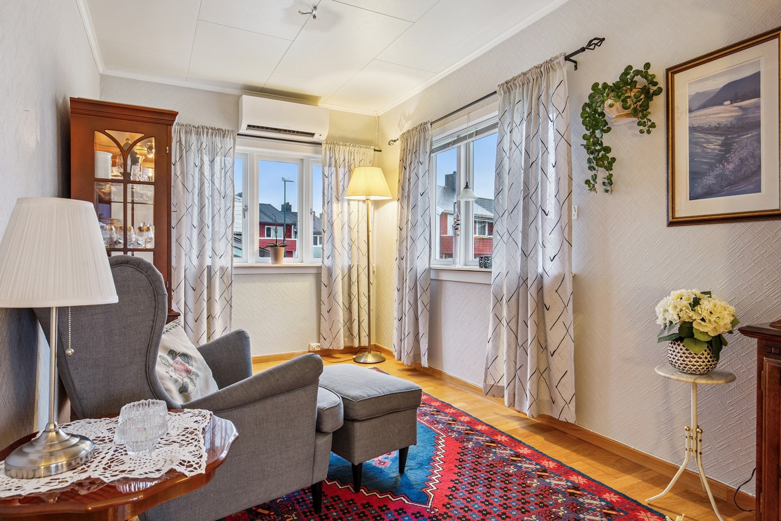 Stuen har plass til flere sittegrupper. Galleribilde