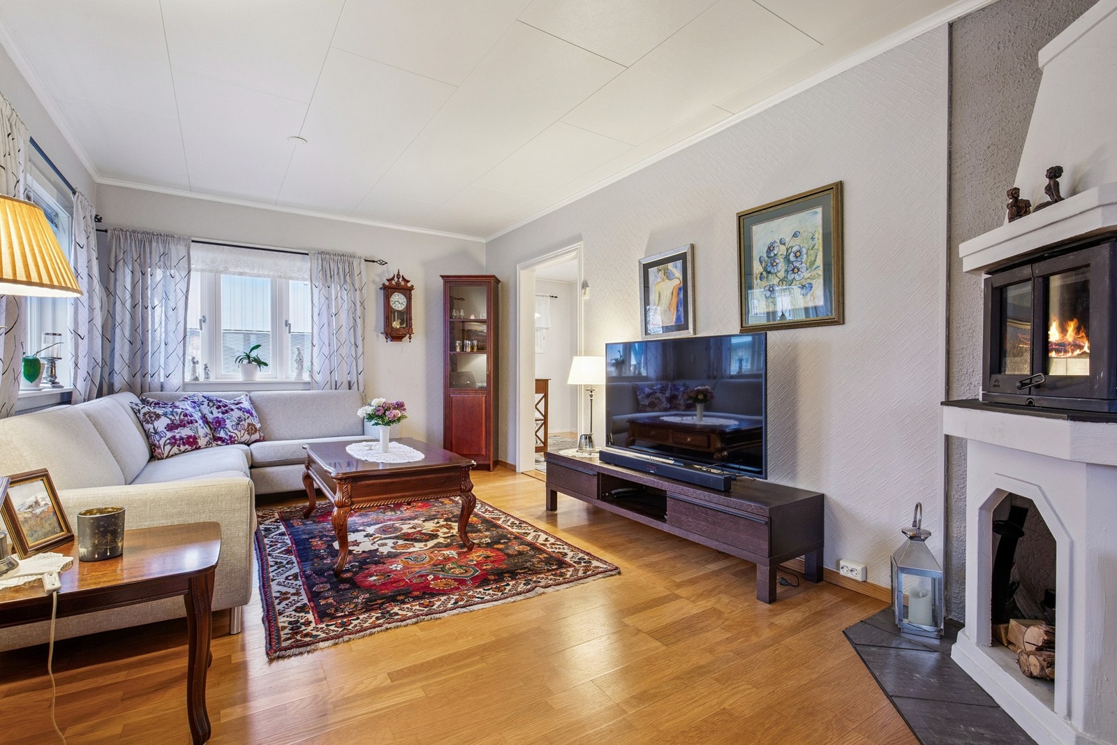 Stuen har vedfyring Galleribilde