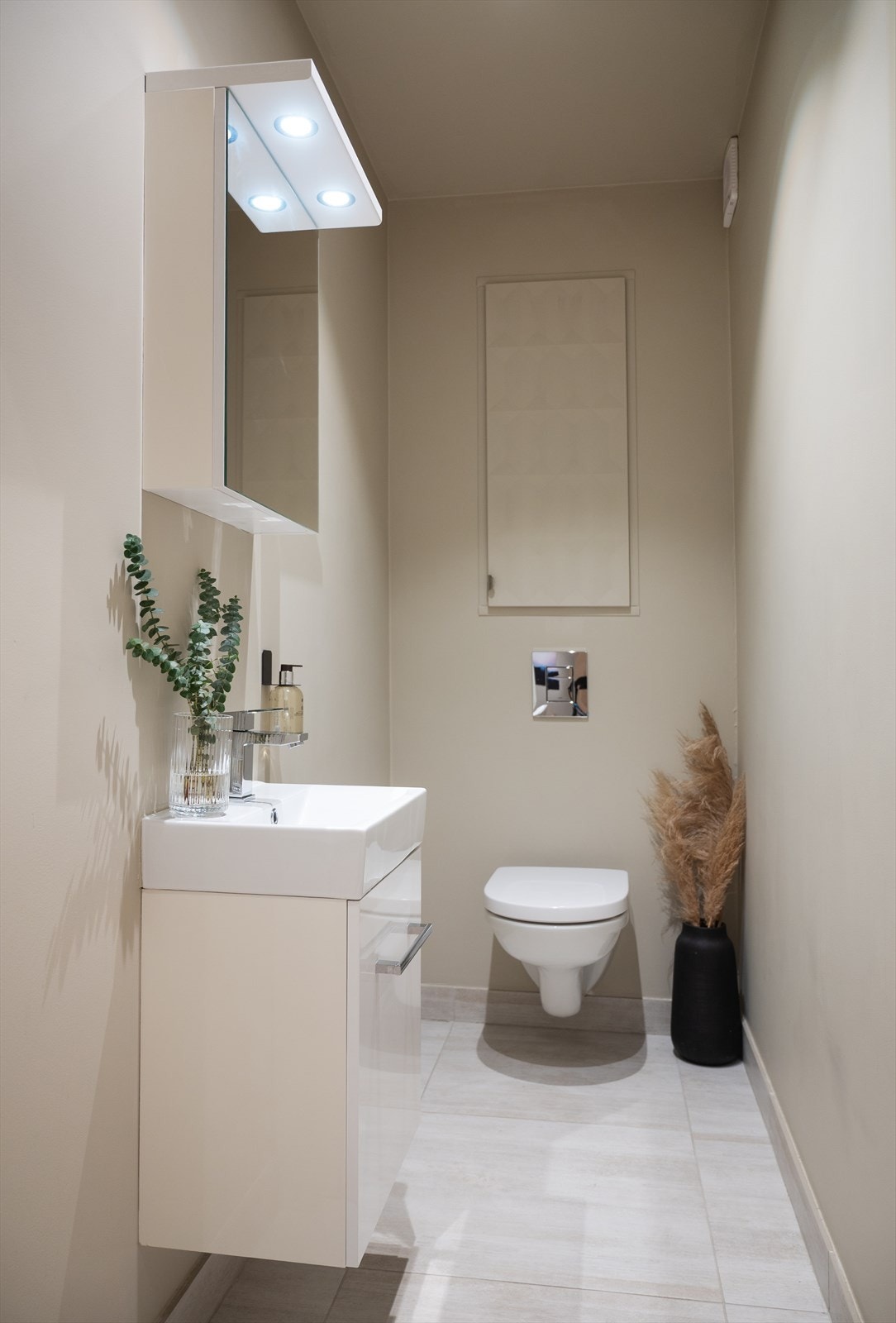 Fra gangen er det adkomst til separat WC-rom med flislagt gulv. Galleribilde