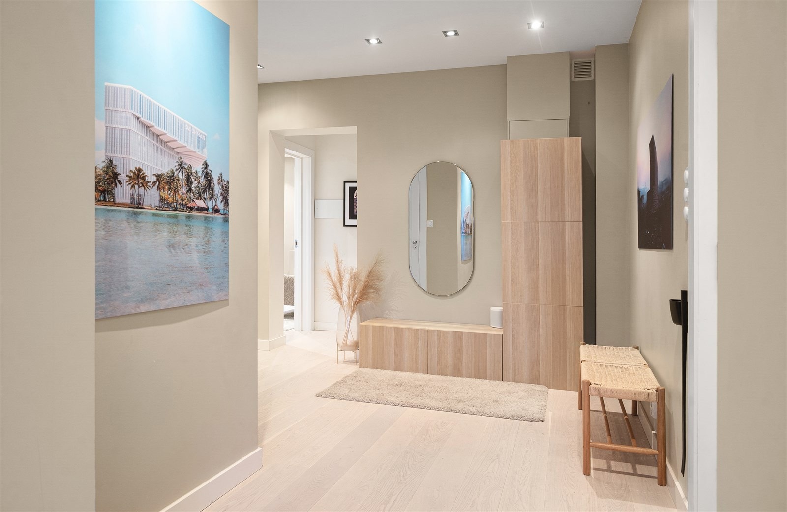 Luftig entré med praktisk garderobeskap som gir god oppbevaring av sko og yttertøy. Galleribilde