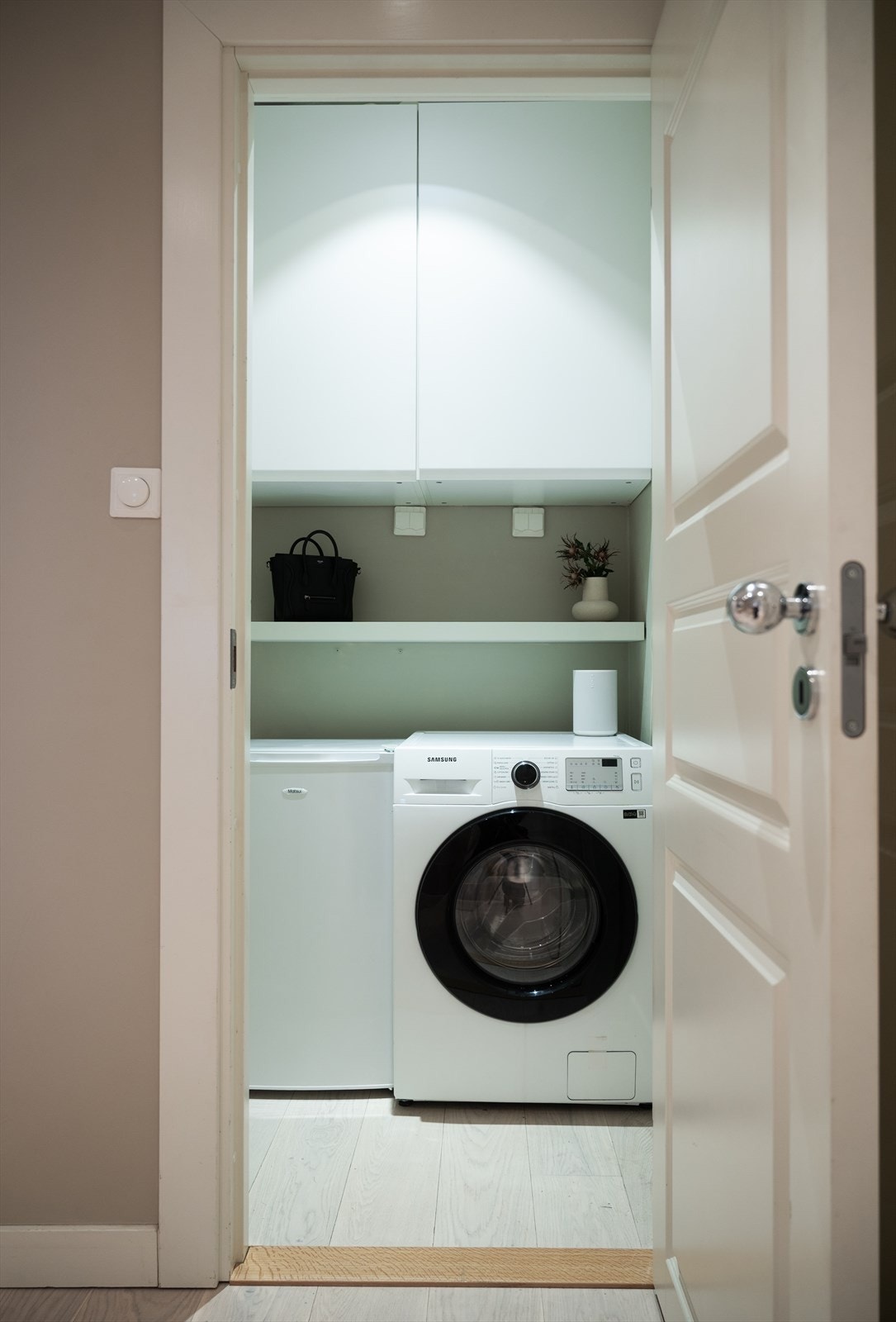 Praktisk, separat vaskerom med gode skapløsninger. Galleribilde