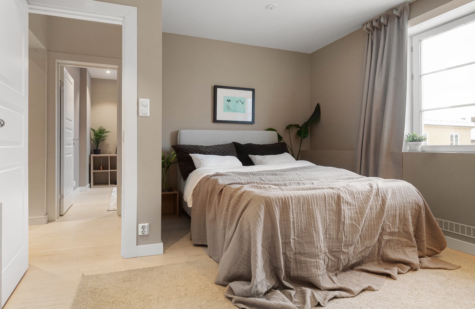 Hovedsoverommet er av god størrelse med god plass til dobbeltseng og tilhørende møblement. Galleribilde