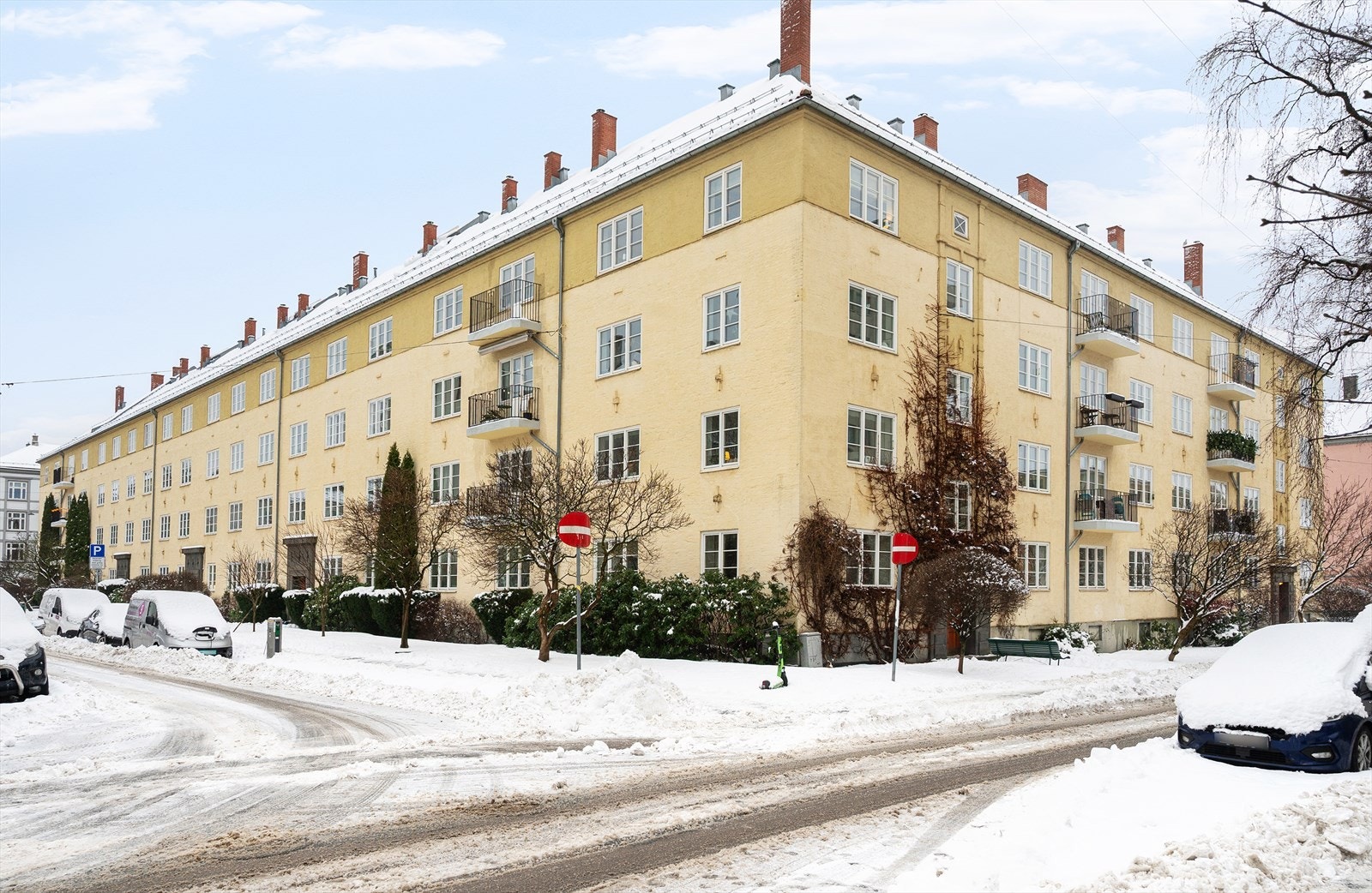 Fin beliggenhet i enveiskjørt gate - Gateparkering med elbillader rett utenfor døren. Galleribilde