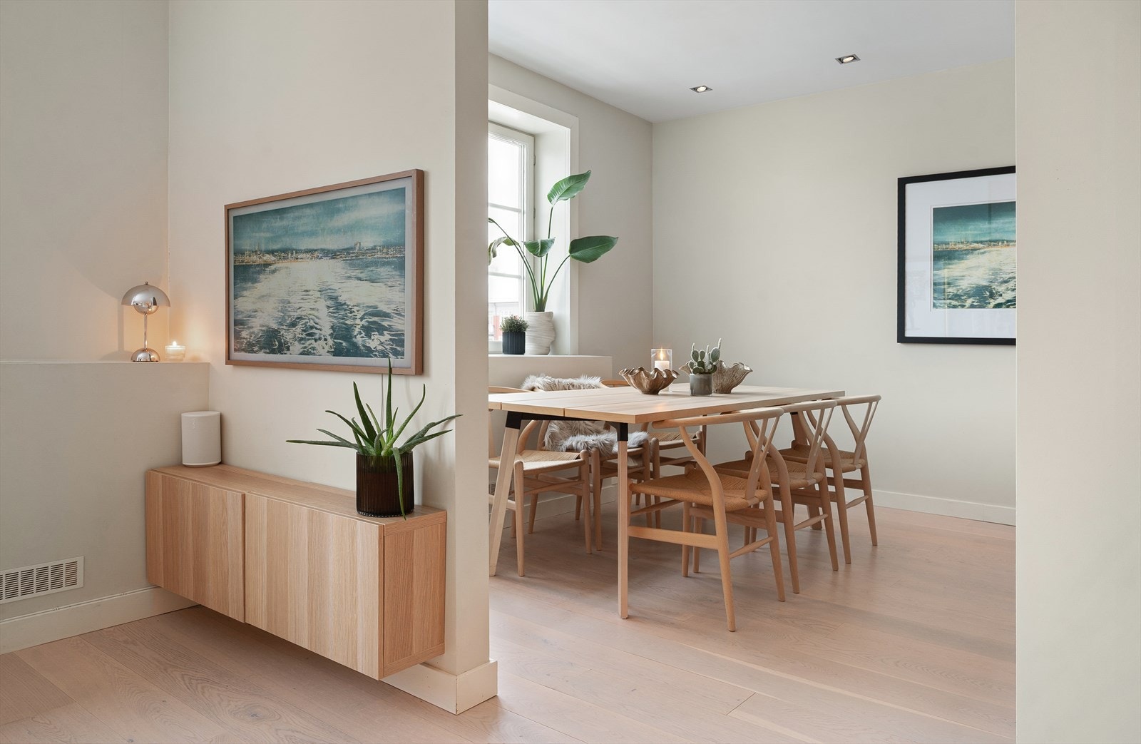 I 2015 ble det lagt eksklusiv, hvitlakkert eikeparkett på gulvene, og det er montert downlights i himling som er gjennomgående i boligen. Galleribilde