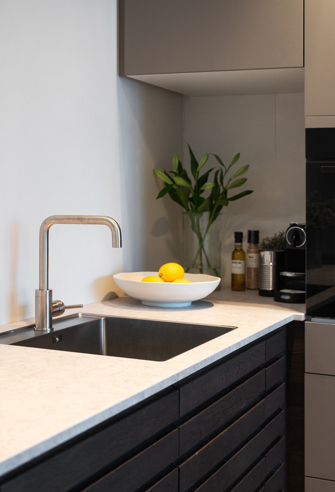 Kjøkkenet har god skap- og benkeplass, samt integrerte hvitevarer Galleribilde