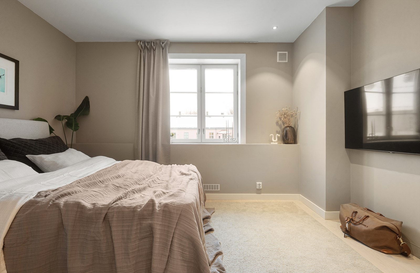 Soverommet vender ut mot rolige omgivelser - perfekt for ro og avslapning. Galleribilde