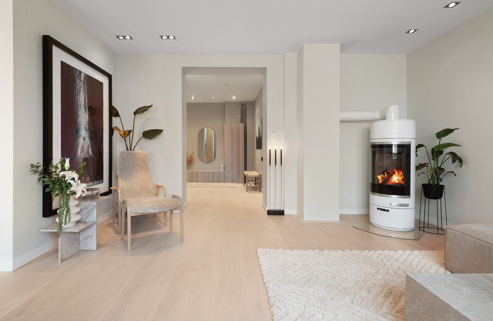 Stilren og effektiv peisovn fra 2022 - I tillegg har du innbygde radiatorer som gir en stabil varme gjennom vinteren Galleribilde