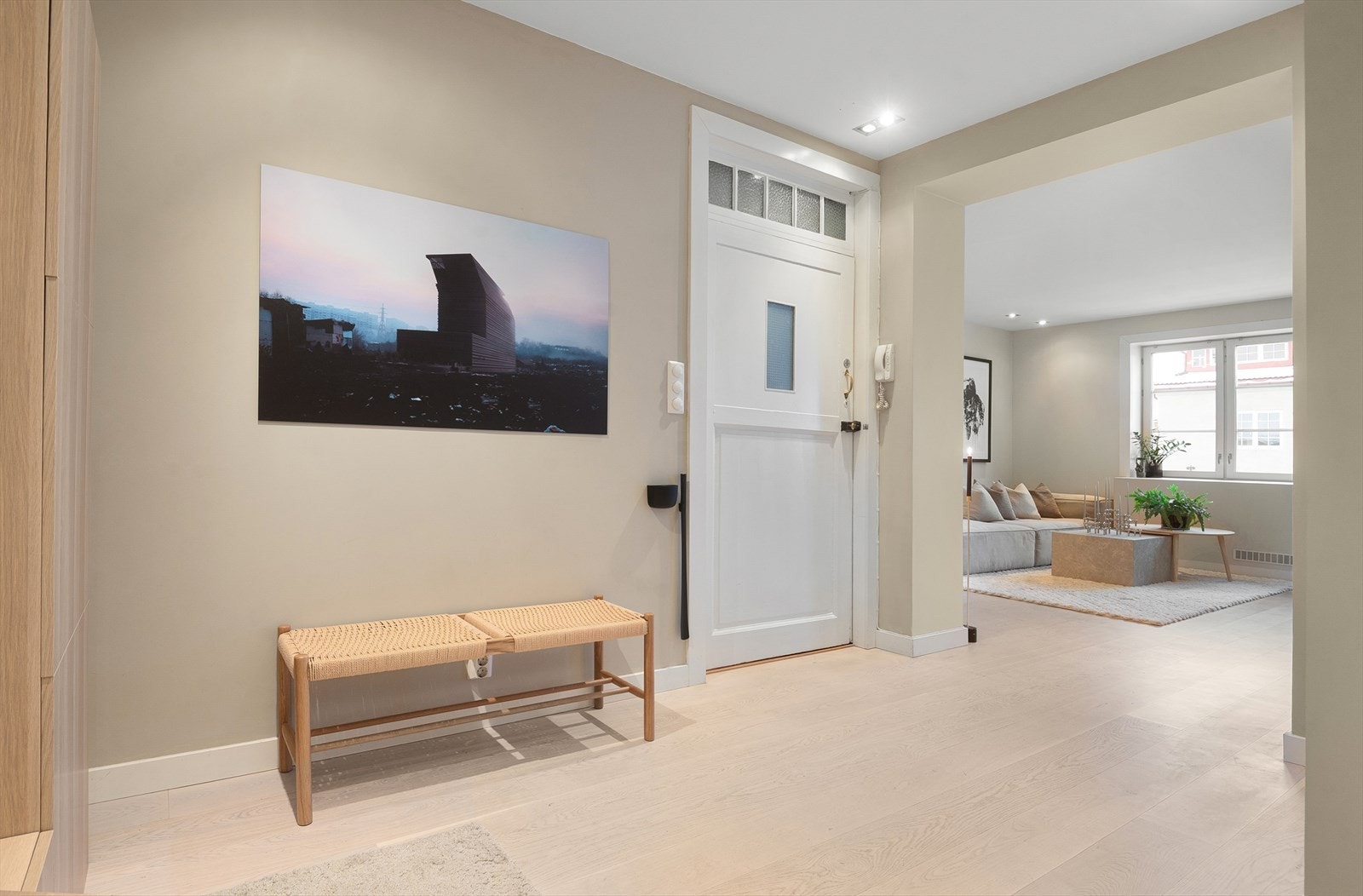 Inngangspartiet fremstår som innbydende og er utstyrt med dørcalling ved inngangsdør. Galleribilde