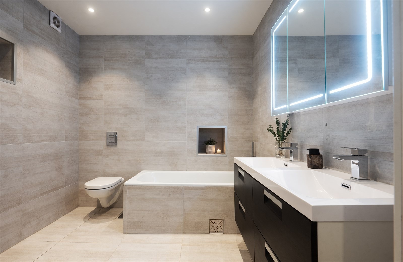 Delikat baderom som ble oppusset i 2015. Galleribilde