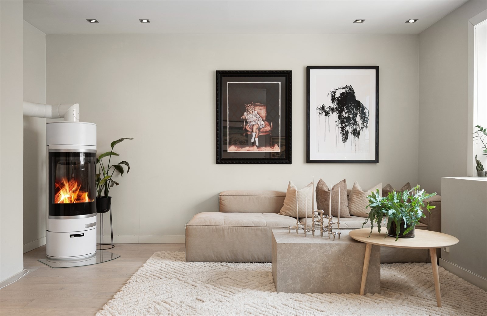 Svært innbydende stue med god plass til sofagruppe og tilhørende møblement Galleribilde