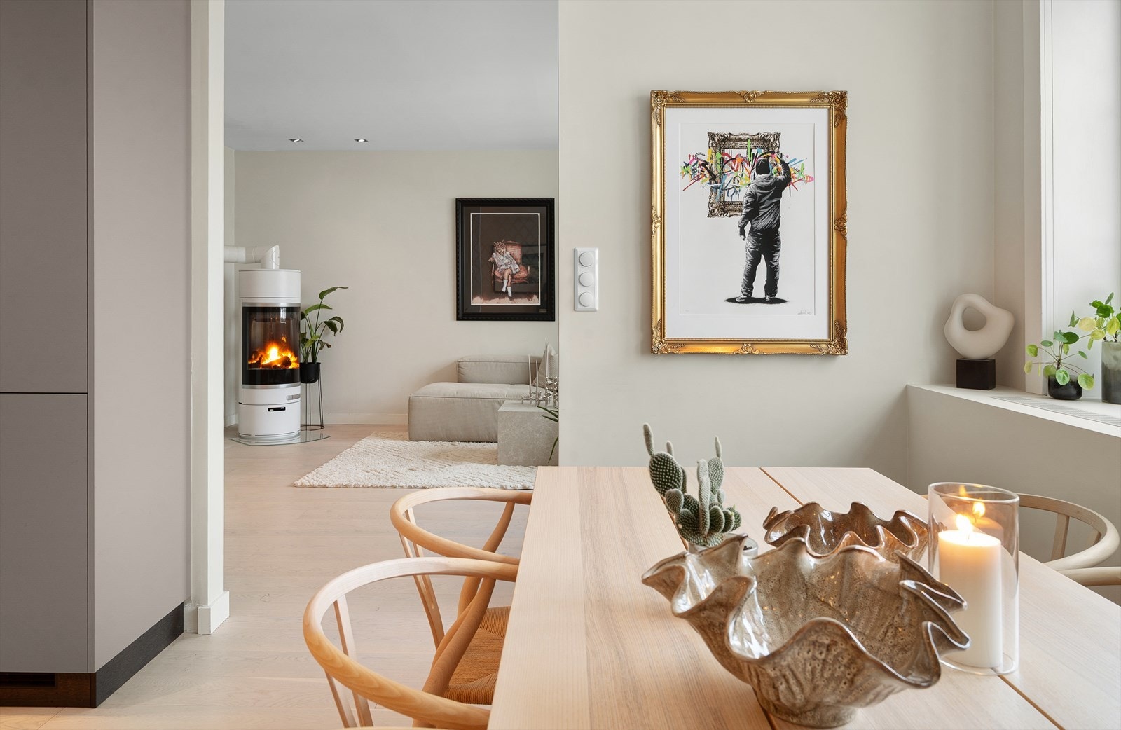 God avskjerming av kjøkkensone samtidig som boligen fremstår åpen og innbydende Galleribilde