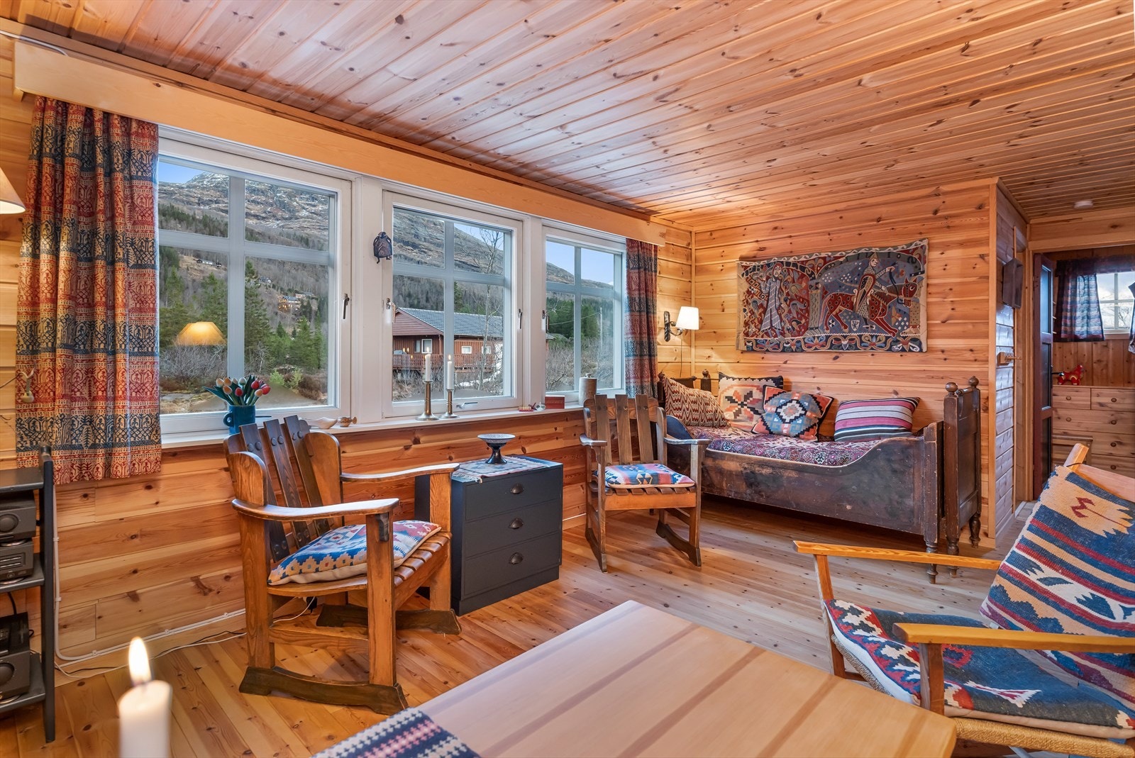 Et lunt og godt rom med 3 store vinduer og flott utsikt mot nord. Galleribilde