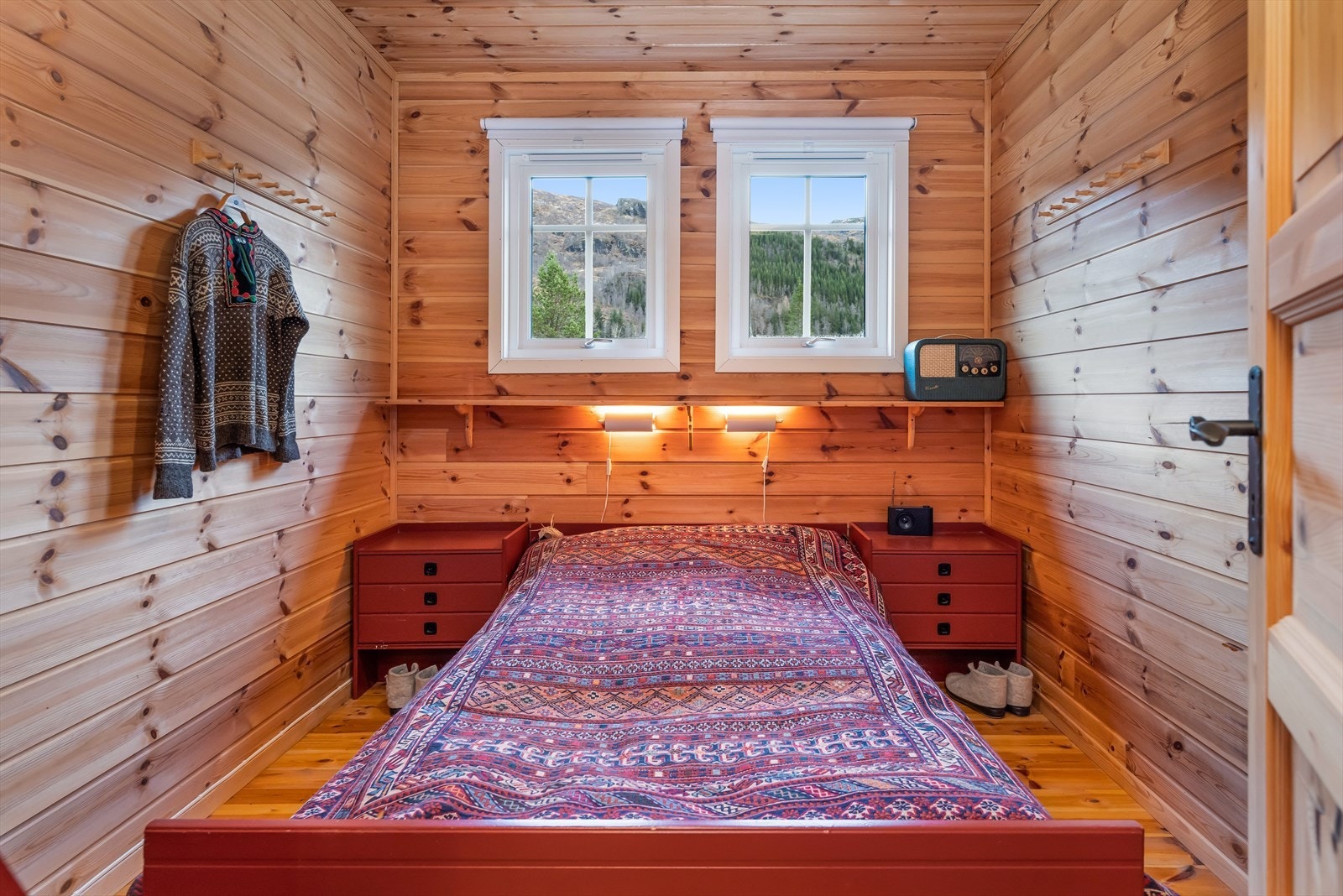 Hovedsoverommet får en på venstre side med en gang en kommer inn i hytten. Galleribilde