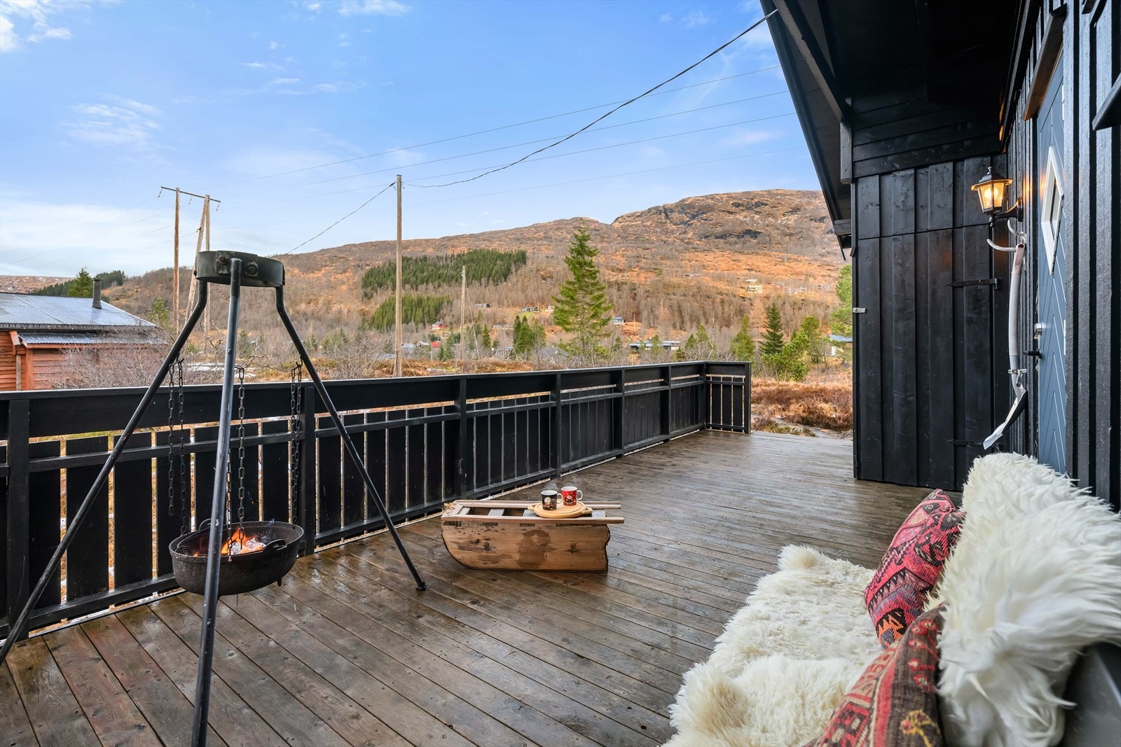 Solrik terrassen på vestsiden av hytten. Galleribilde