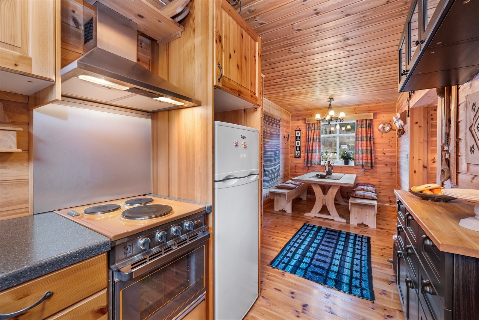 I tillegg er det direkte adkomst til et oppbevaringsrom/teknisk rom som også har gjennomgang til terrassen. Galleribilde