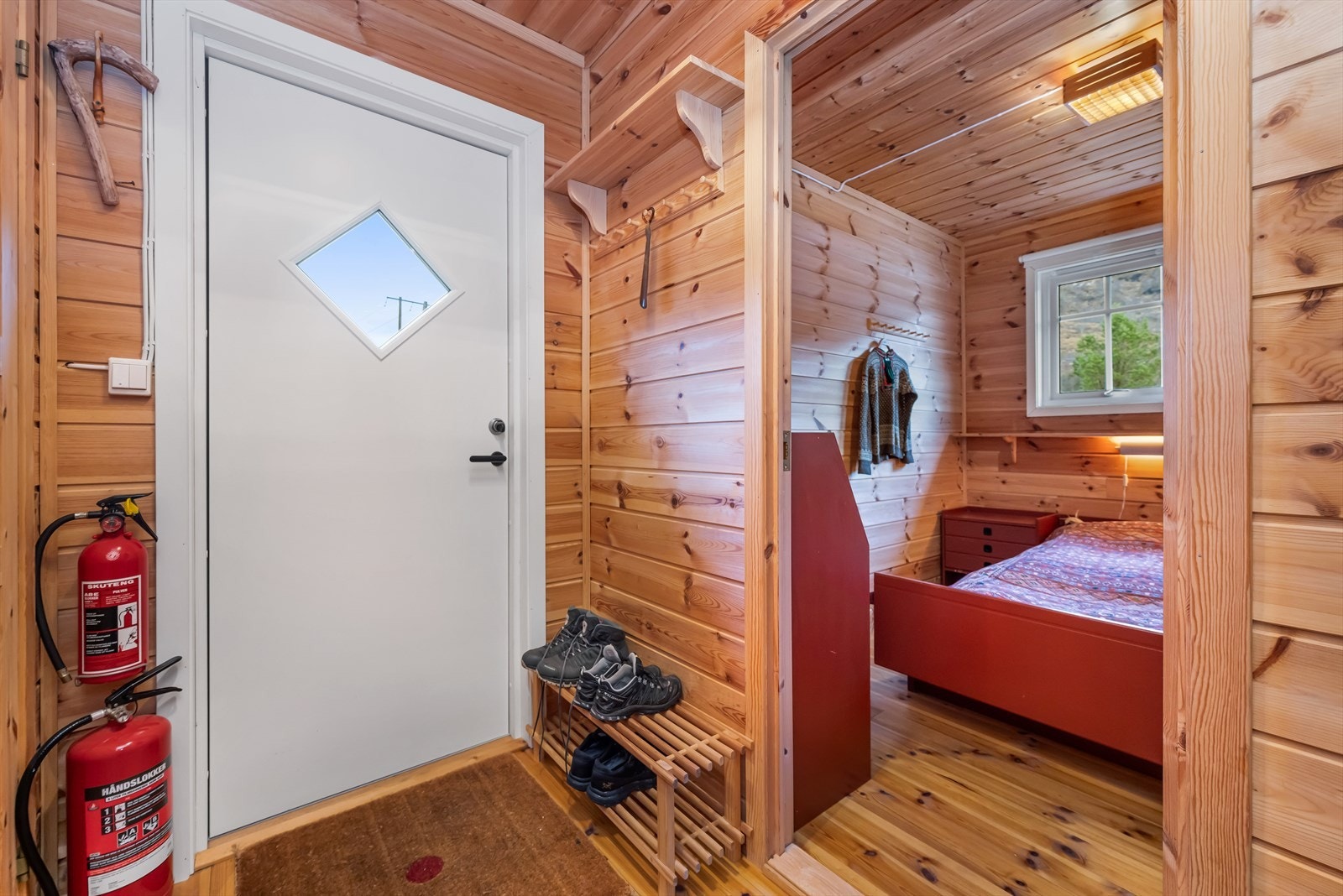 Fra det overbygde og skjermede inngangspartiet kommer en inn i hytten romslige gang. Galleribilde