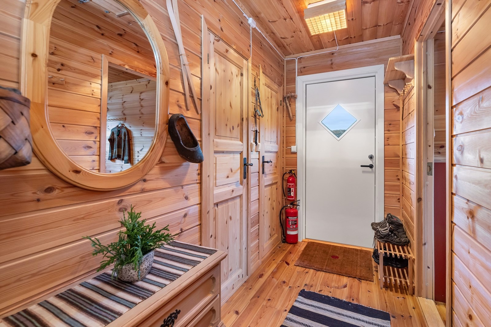 Her er det god plass for klær og sko. Galleribilde