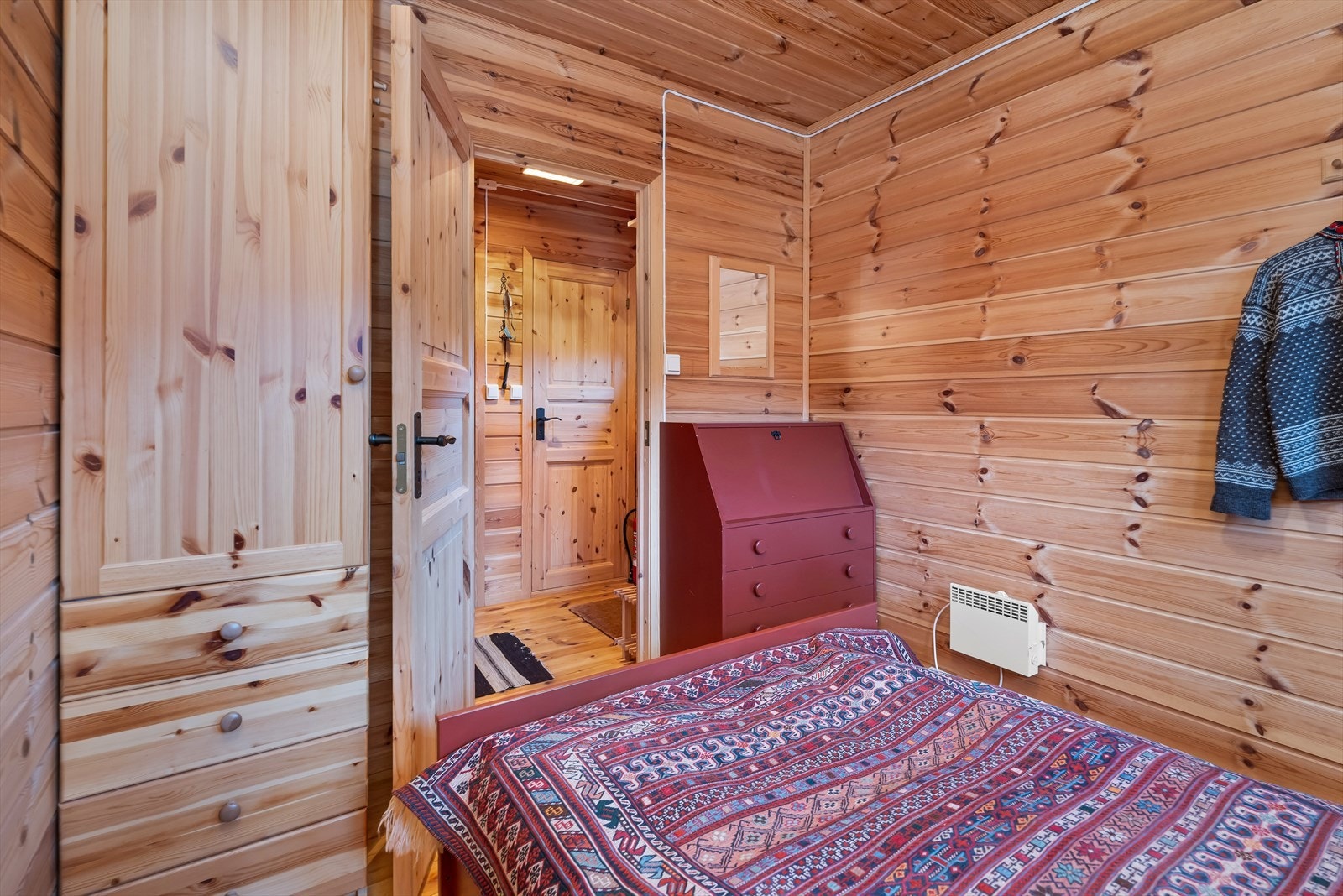 Rommet er i den "nye delen". Greit og praktisk rom med to vinduer mot nord. Galleribilde