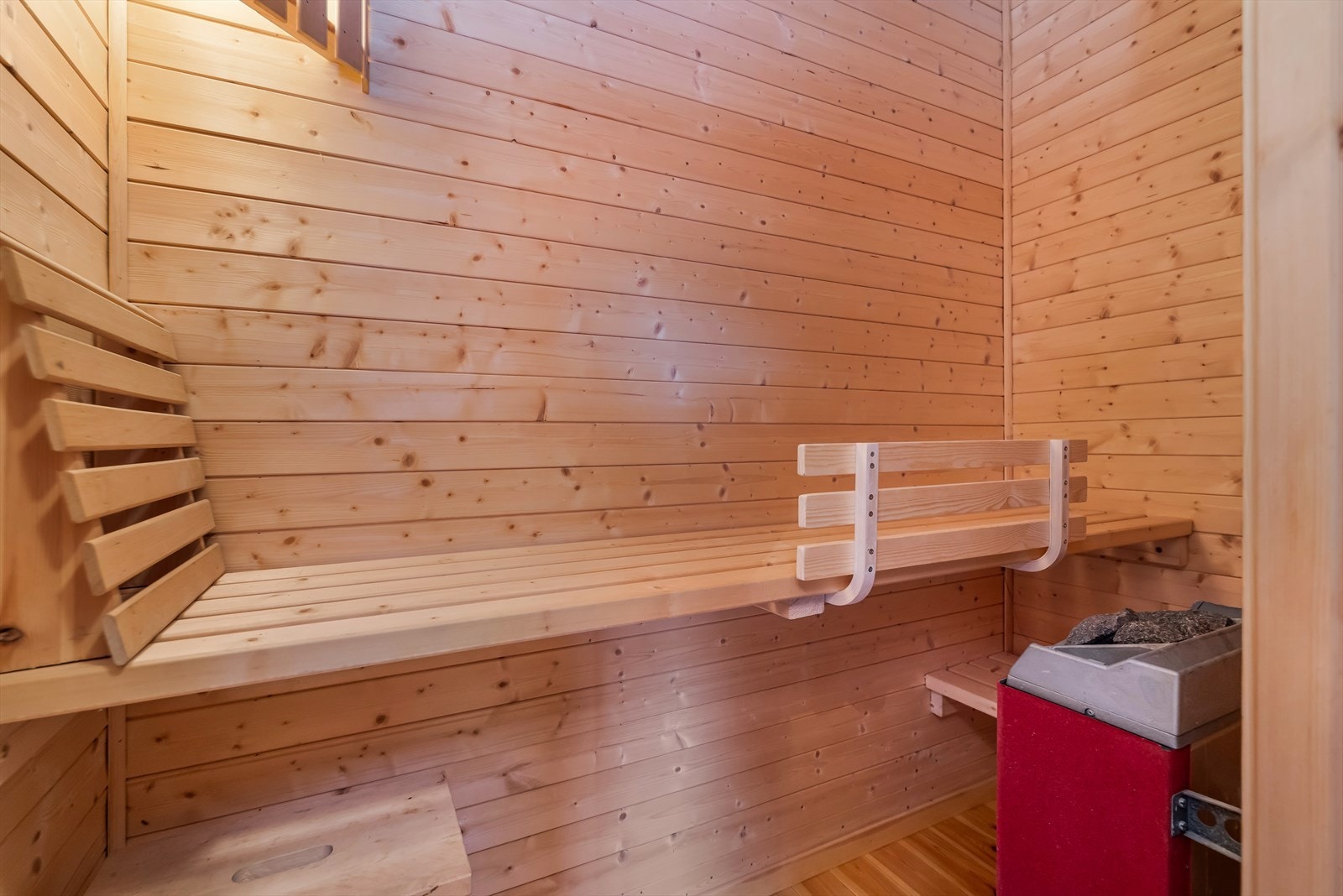 Fra baderommet er det inngang til badstuen. Her kan en virkelig slappe av etter en god skitur. Galleribilde