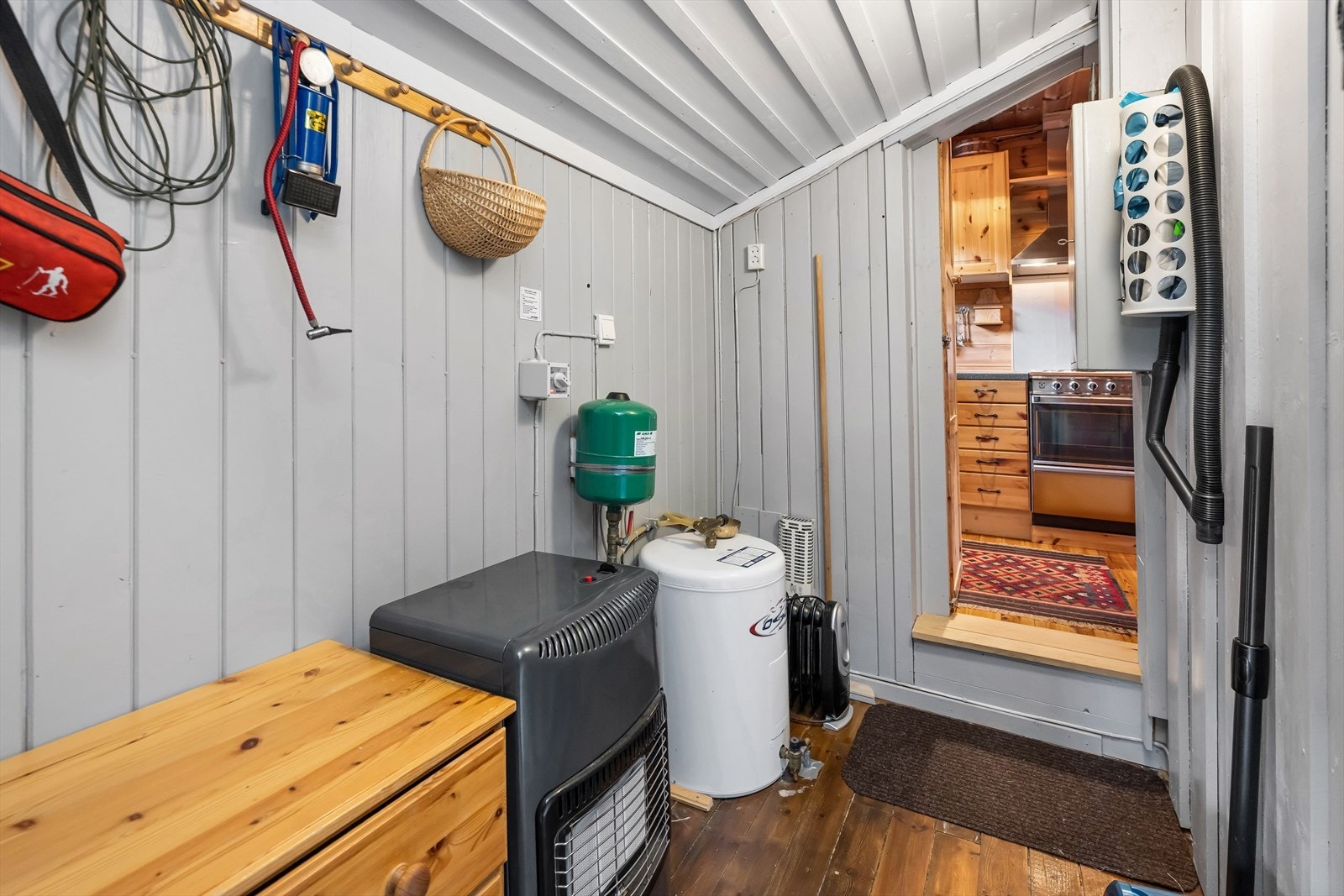 Mellom kjøkkenet og terrassen i sør er det et teknisk rom/bod. Dette var inngangspartiet frem til hytten ble bygget på i år 2000. Galleribilde