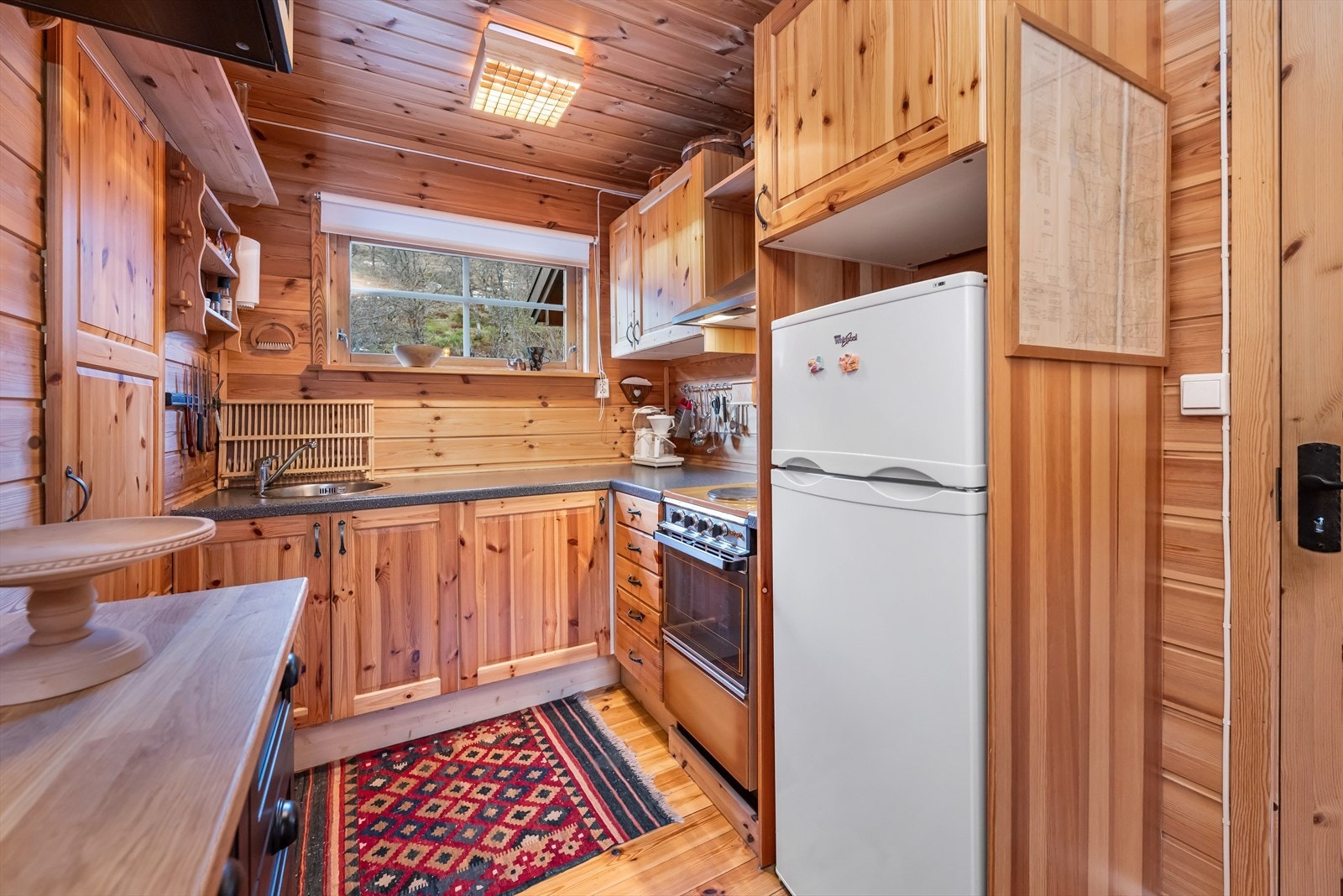 Kjøkkenplassen er godt utnyttet med både overskap og underskap. Galleribilde