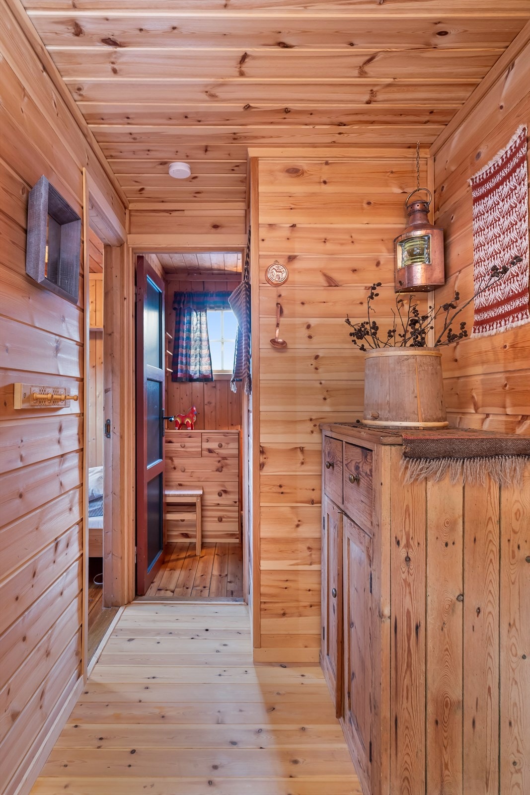 I enden av stuen, mot øst, er det en liten gang med adkomst til to av soverommene. Galleribilde