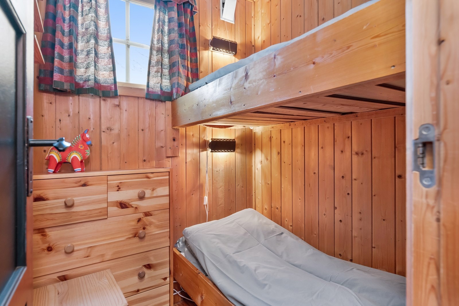 Det tredje soverommet har også inngang fra stuen. Rommet er innredet med 2 sengeplasser i etasjekøy. Galleribilde