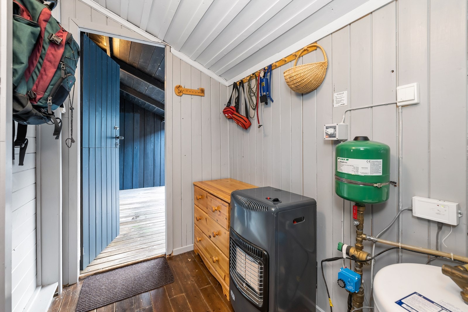 I dag er dette en praktisk sluse mellom kjøkken og terrasse. Galleribilde