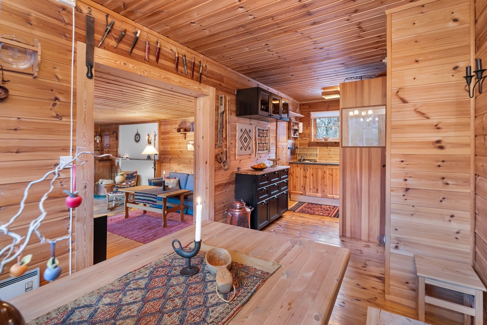 Fra kjøkkendelen er det fredelig utsikt mot naturen og elven i sør. Galleribilde