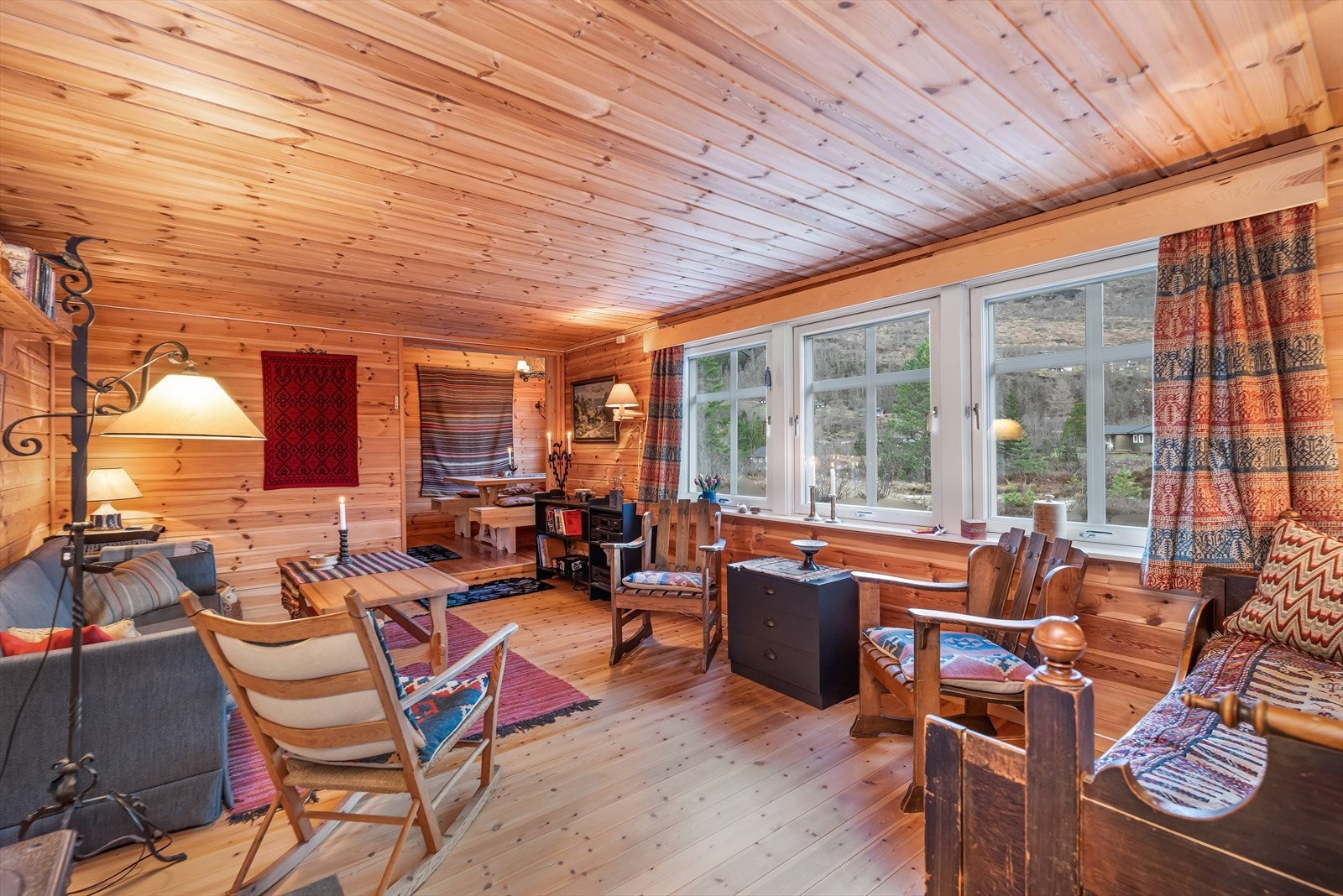 Et lite trinn ned fra kjøkkenet finner en stuen. Galleribilde