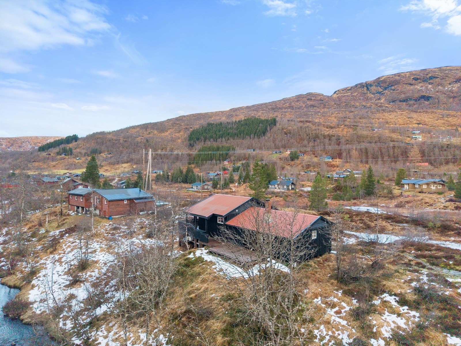 Sentral og særdeles attraktiv beliggenhet "midt i smørøyet" på Kvamskogen. Galleribilde