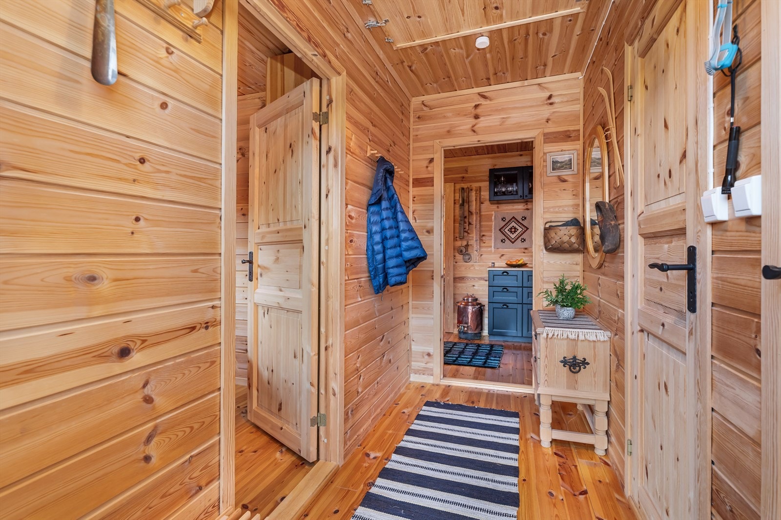 Gangen har inngang til hovedsoverom, bad, wc og videre mot kjøkken og stue. Galleribilde