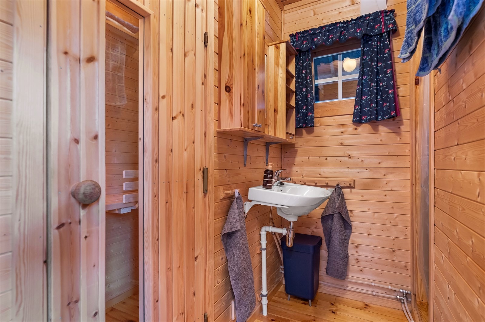 Med inngang fra gangen har en et eget baderom med dusj og inngang til badstue. Galleribilde