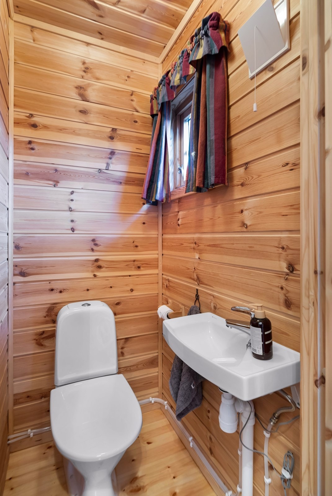 Til høyre når en kommer inn i gangen får en døren til toalettrommet. Et godt utnyttet rom med med vannklosett og vask. Galleribilde