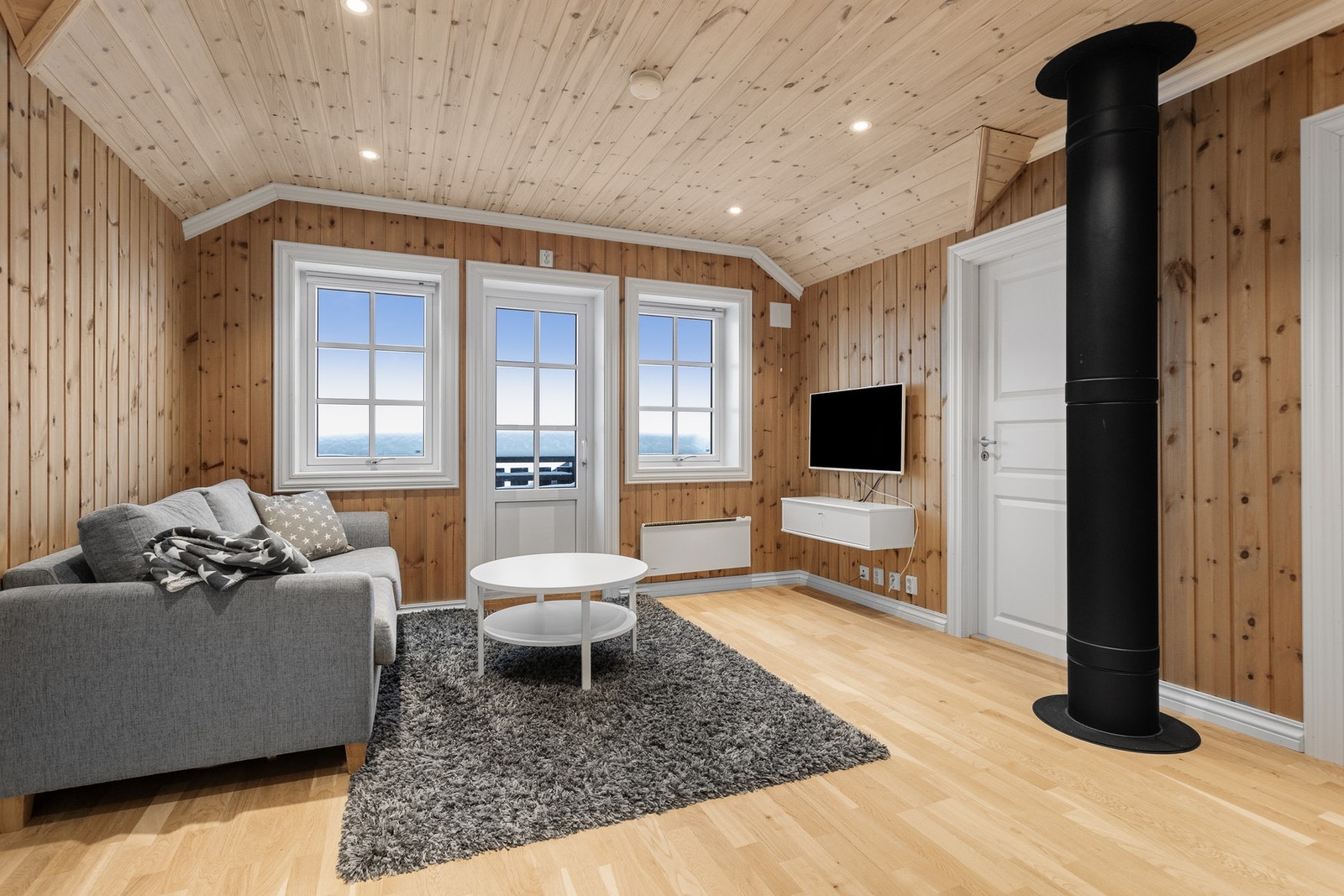 Flott loftstue med god plass til møblering av sofagruppe og medialøsning Galleribilde