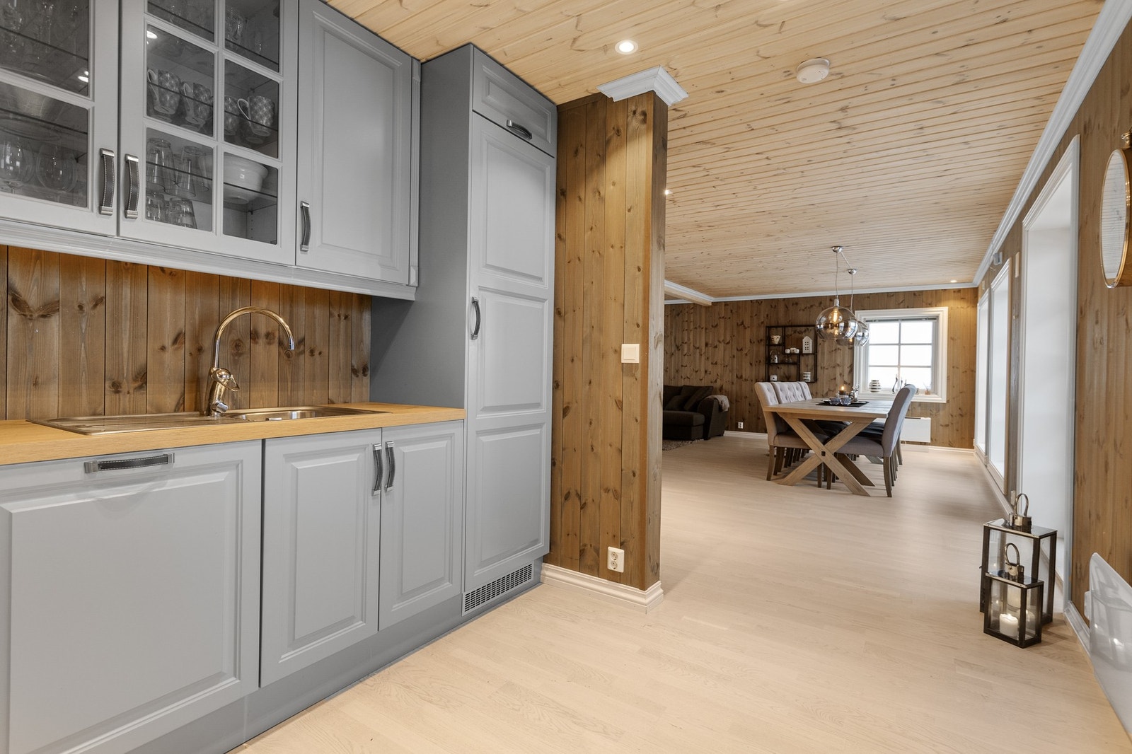 Fin åpen løsning mot stue/spisestue, samtidig som kjøkkenet ligger litt tilbaketrukket Galleribilde