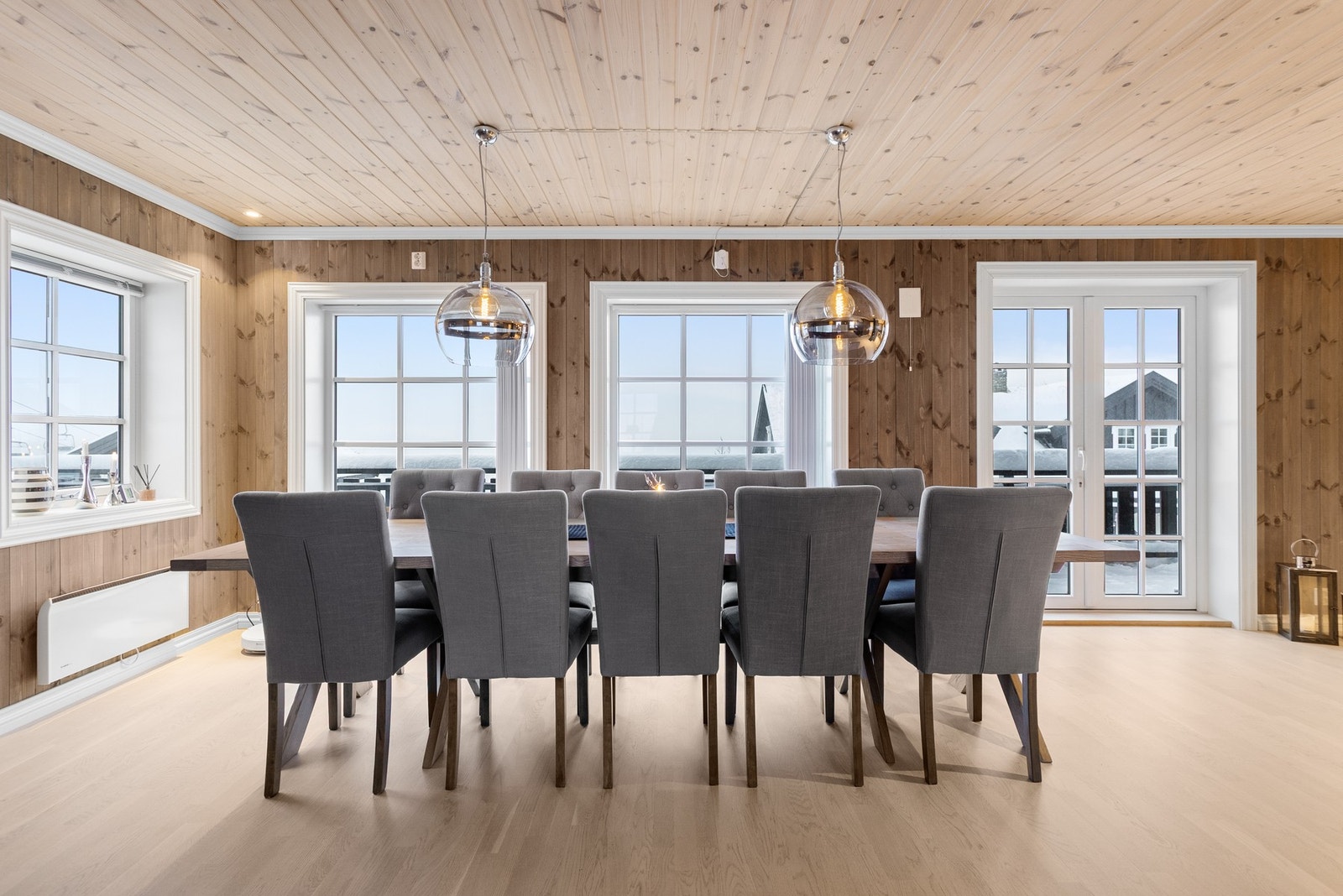 Romslig og luftig stue/kjøkken i åpen løsning Galleribilde