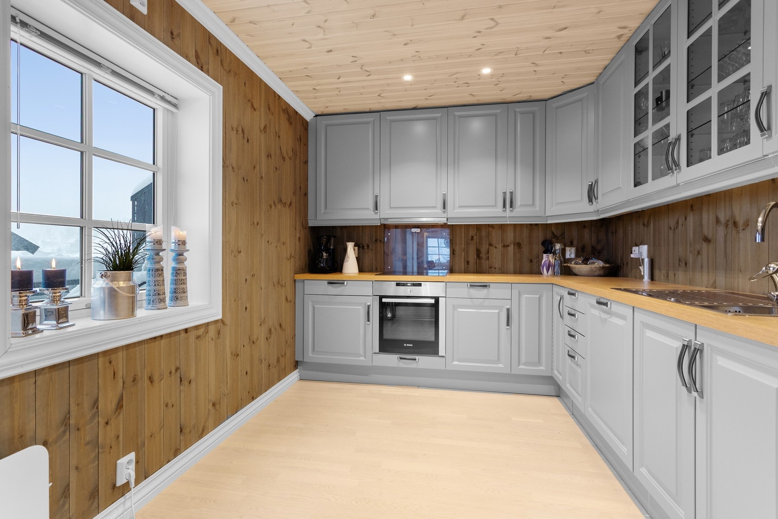 Kjøkkenet har integrerte hvitevarer fra Bosch og AEG som platetopp, komfyr, oppvaskmaskin og kjøleskap. I tillegg er det etablert waterguard og komfyrvakt Galleribilde